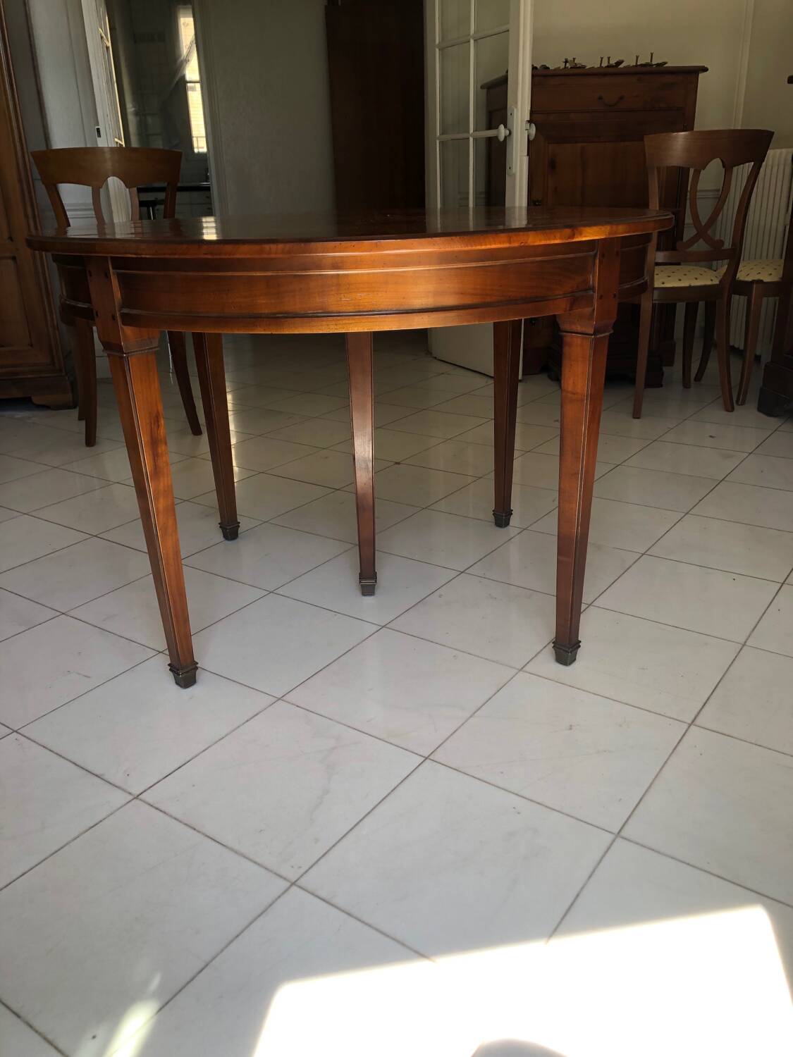 Table ronde en merisier