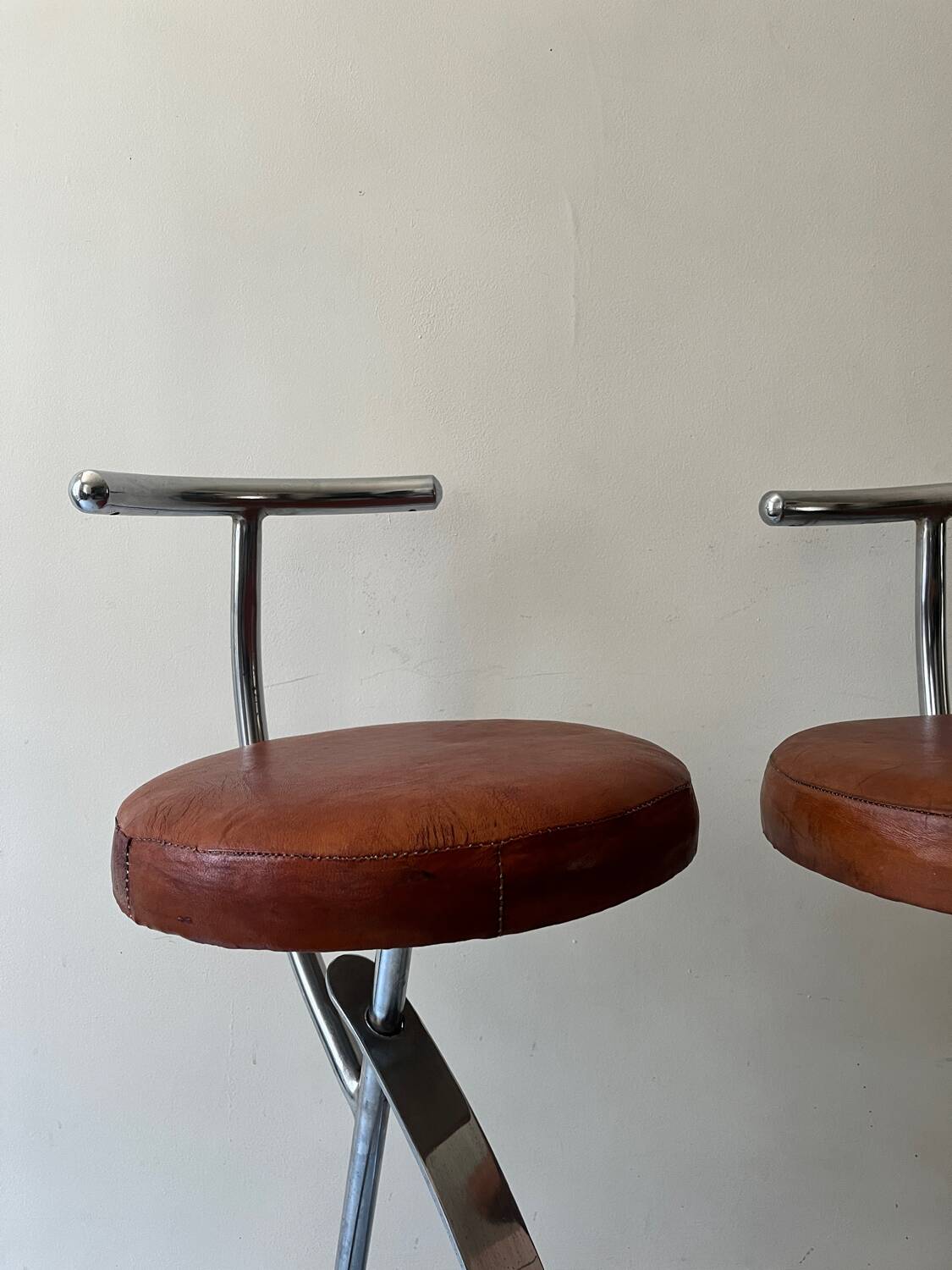 Bar stools in tubular chrome and tan leather, 1970s