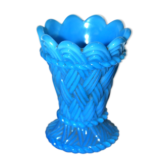 Verre gobelet en opaline moulé bleu