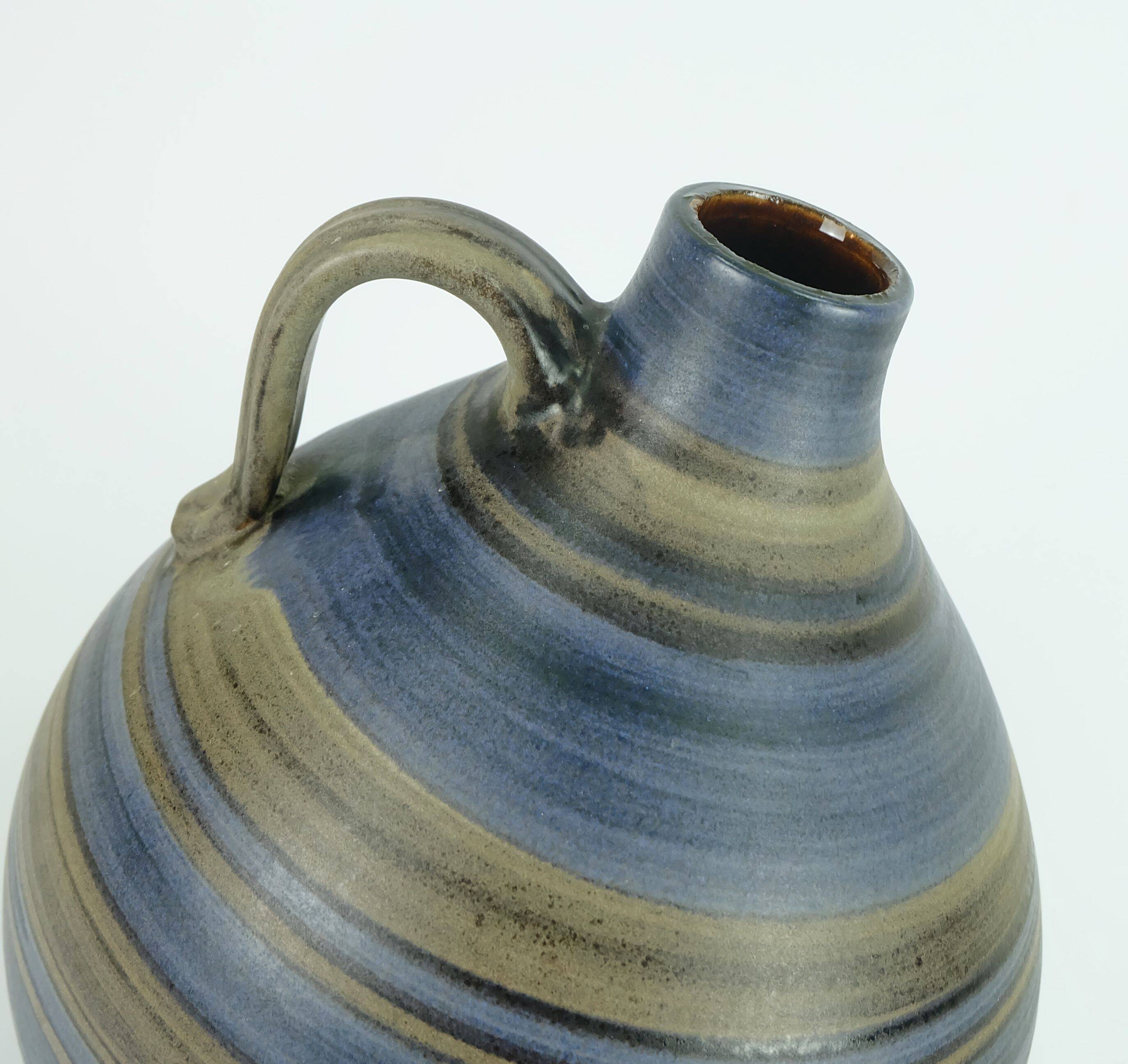 VASE en forme de cruche des années 1950 avec un motif rayé en bleu, marron et noir modèle 252/30