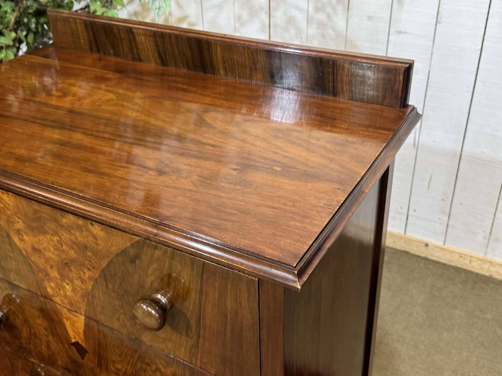 Commode anglaise en loupe de noyer et chêne, années 1930