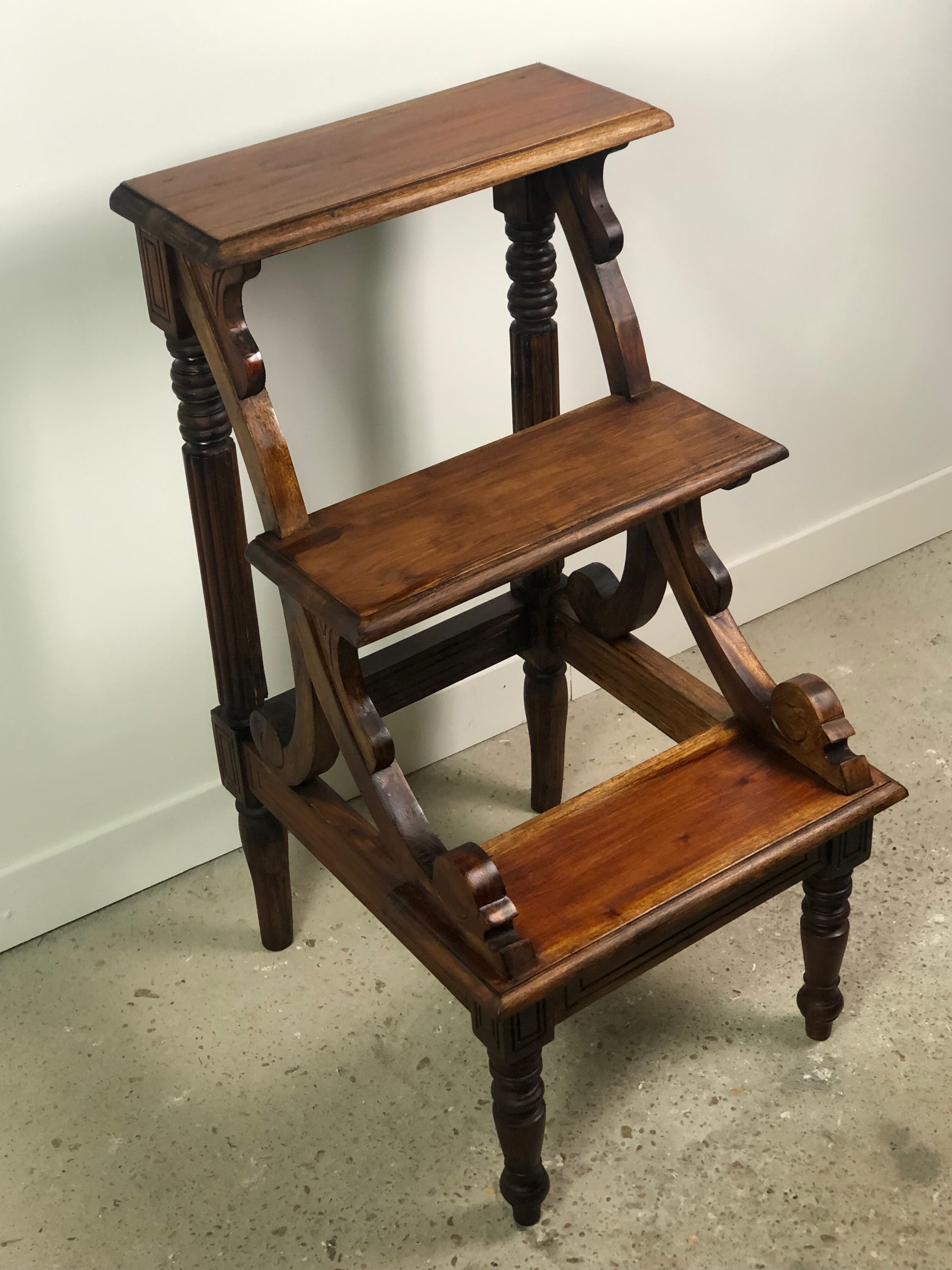 Stepladder 3 steps in Mahogany english style walnut tint