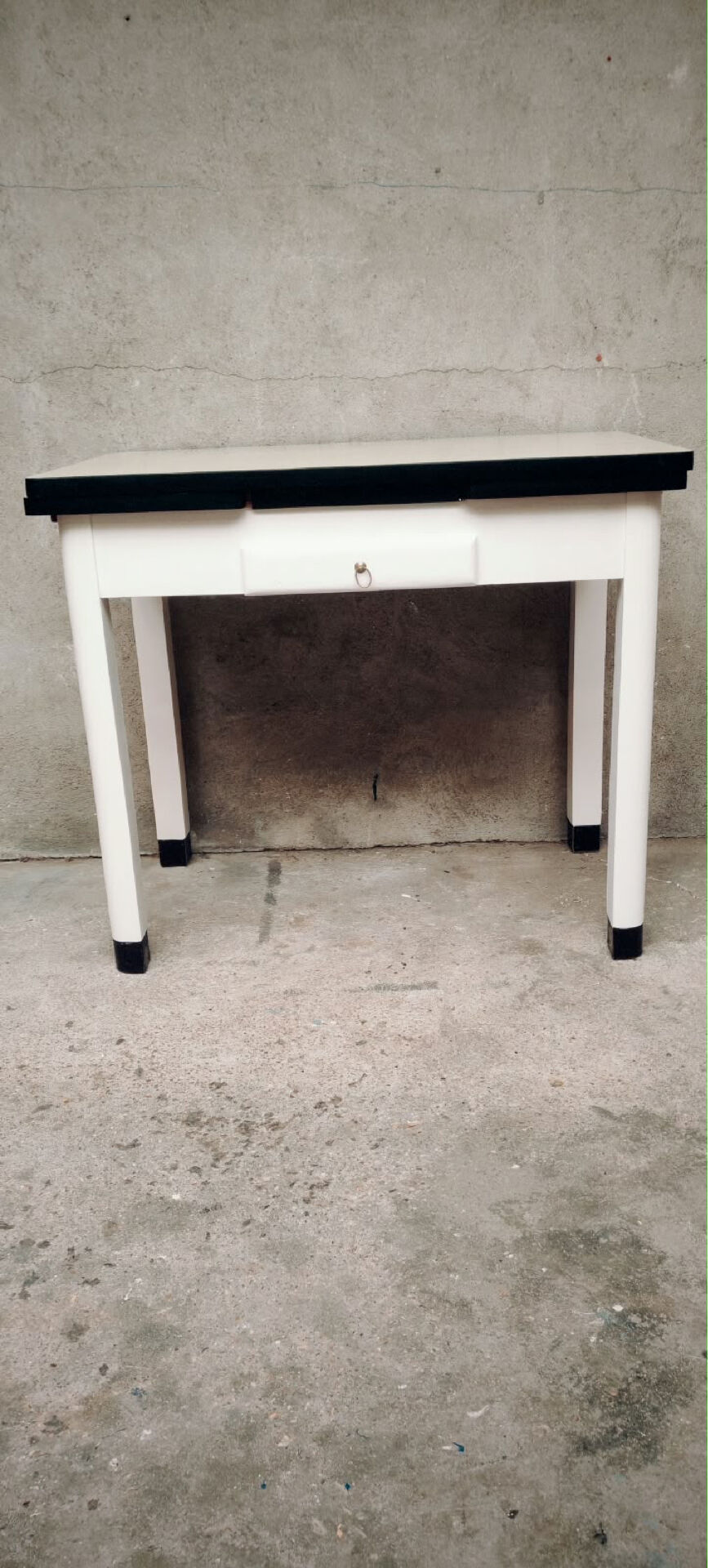 Extensible Formica table