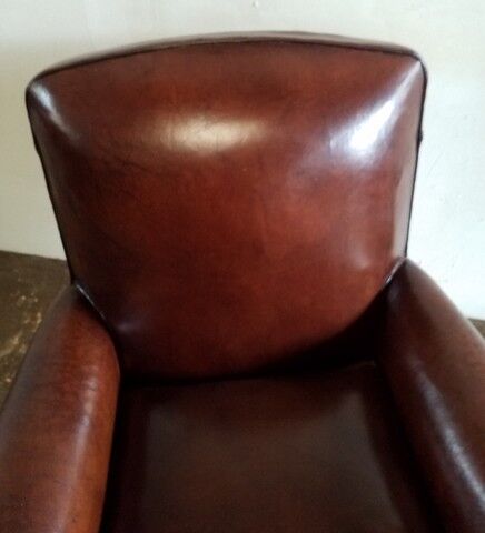 Club armchair, bulging back