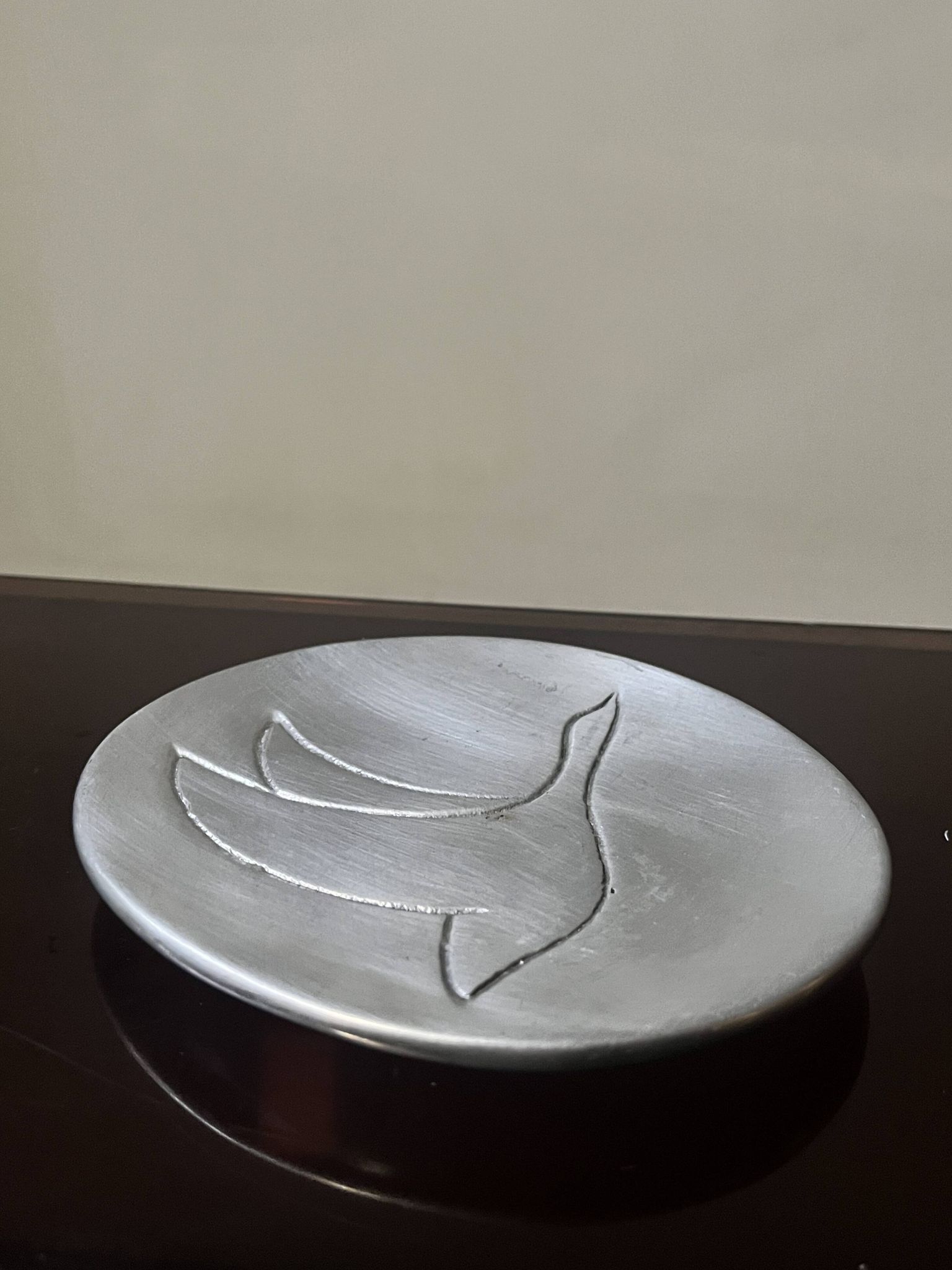 vide poche en aluminium poli, signée et estampillée dans la masse