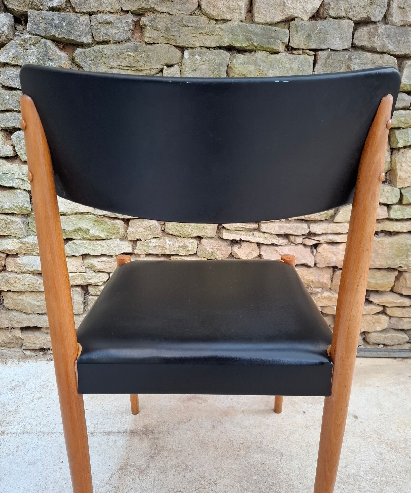 Chaise scandinave hêtre et skaï