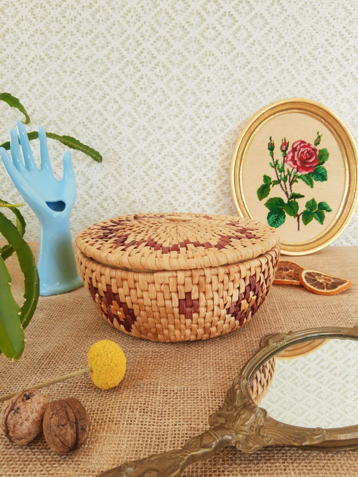 Round raffia box - vintage