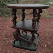 Fauteuil et table de dignitaire en bois sculpté du Bénin, 1950