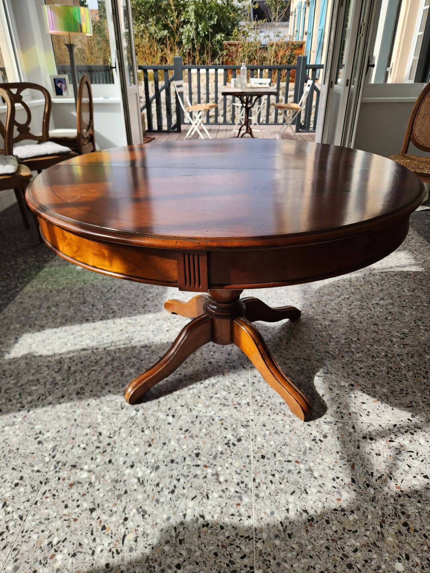 Round table with central leg 110cm extendable to 210cm