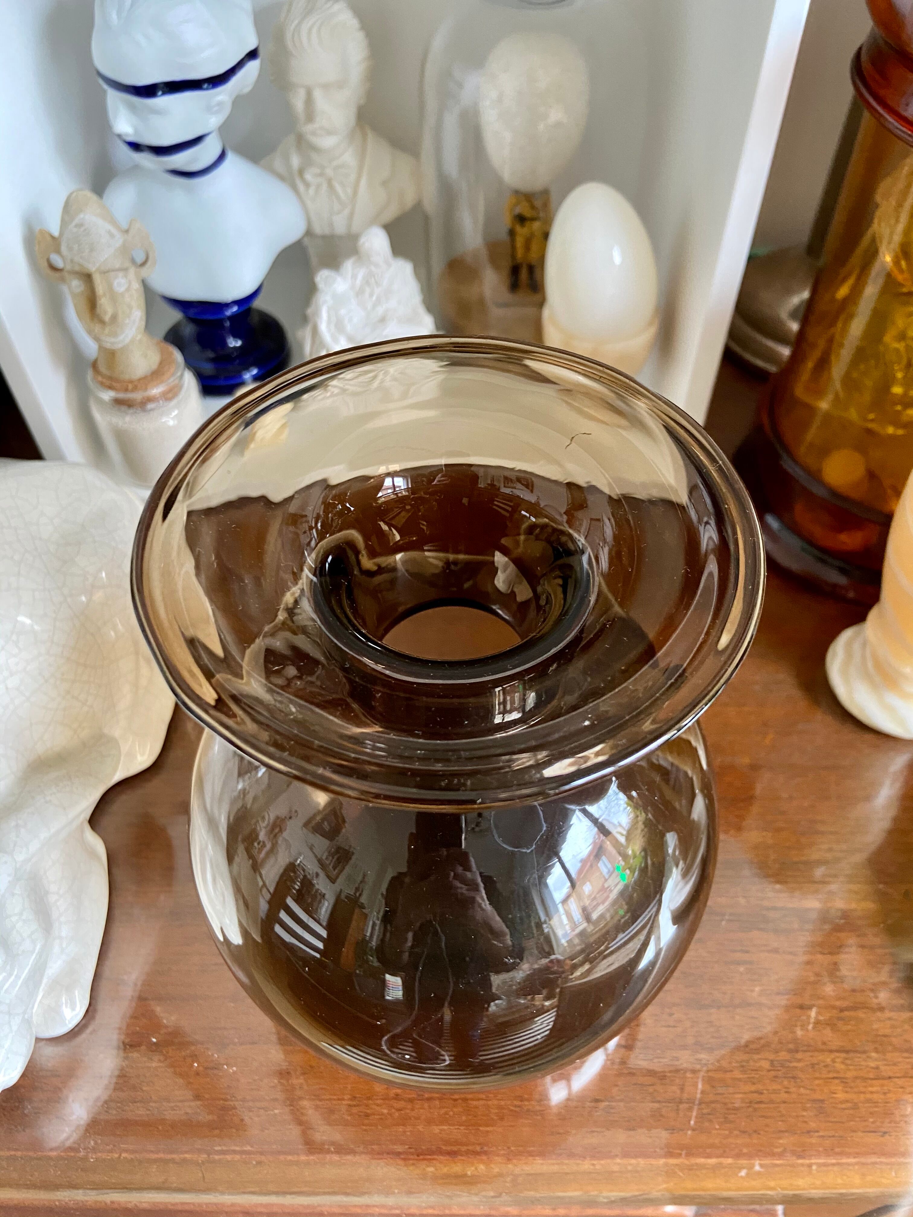 Vase boule en verre fumé