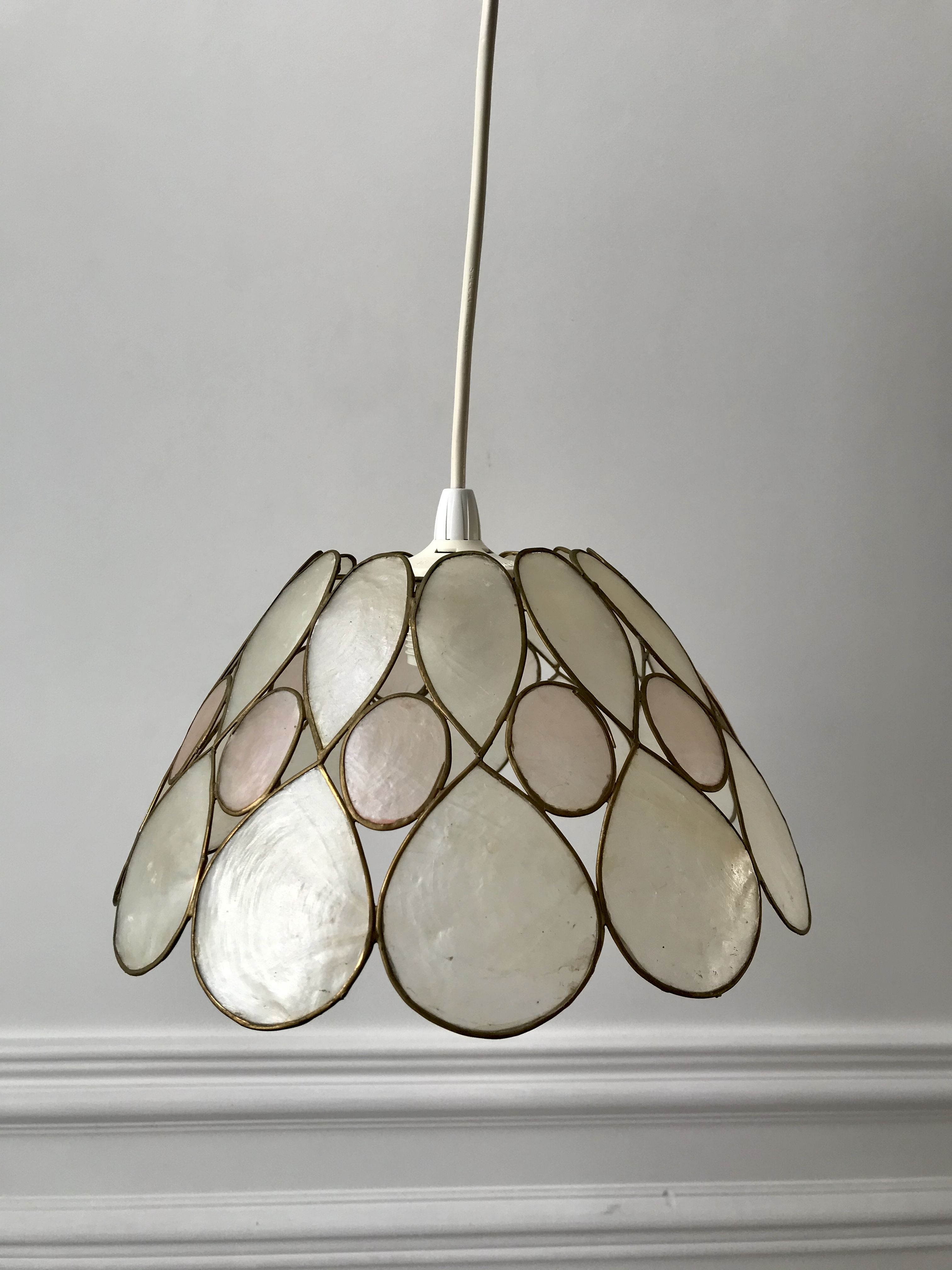 Suspension fleur en nacre et laiton années 50