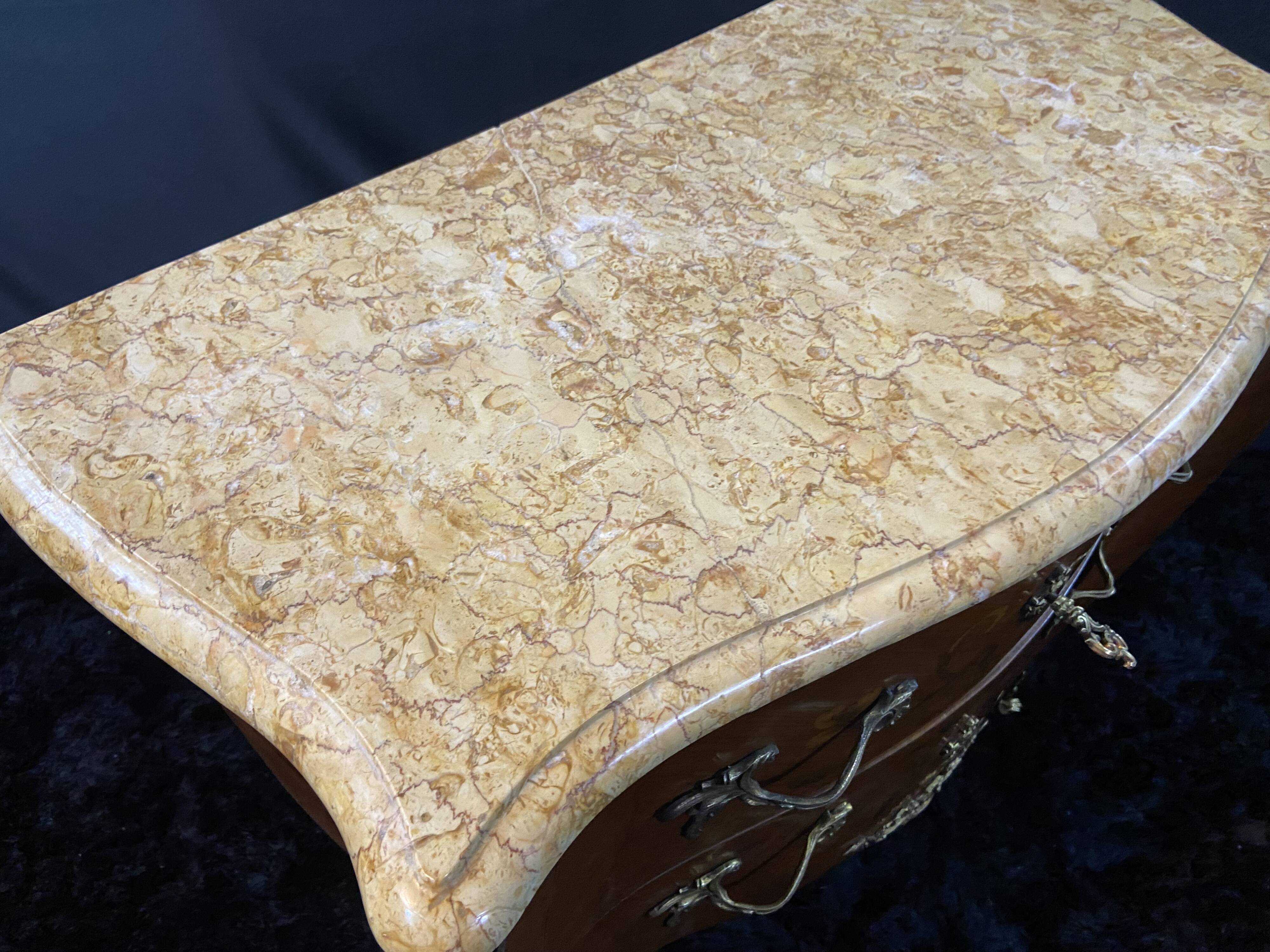 Petite commode toutes faces galbées à décor marqueté et bronze style Louis