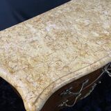 Petite commode toutes faces galbées à décor marqueté et bronze style Louis