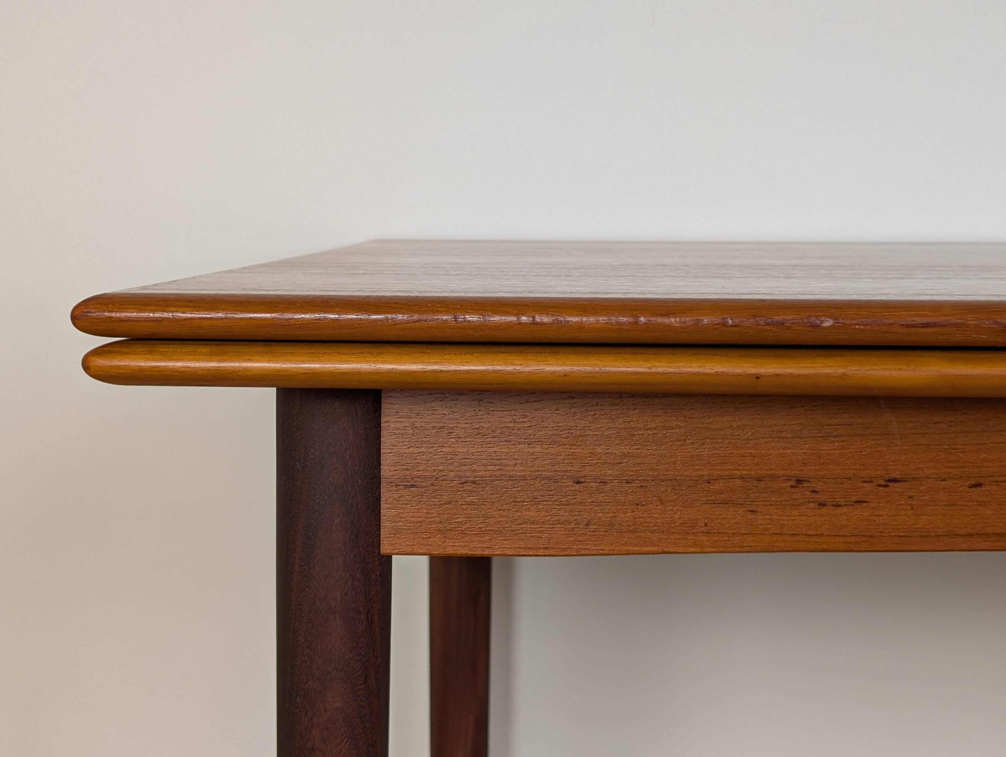 Scandinavian extendable table