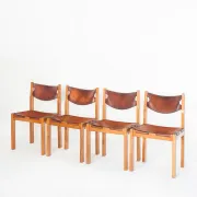 Ensemble de quatre chaises vintage. Bois d'orme et cuir. Maison Regain 70s