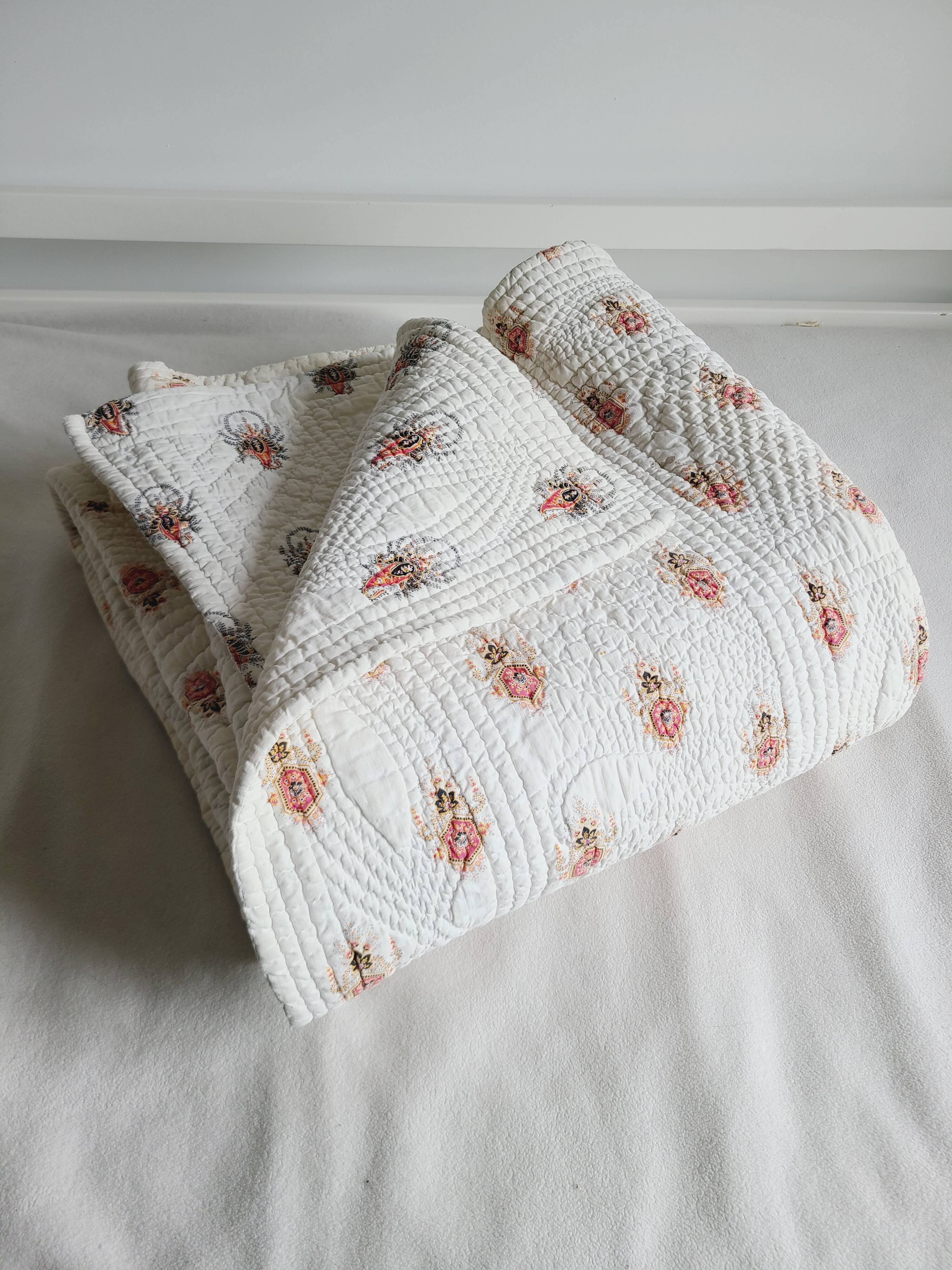 1850 large quilted bedspread 195 x 190 cm