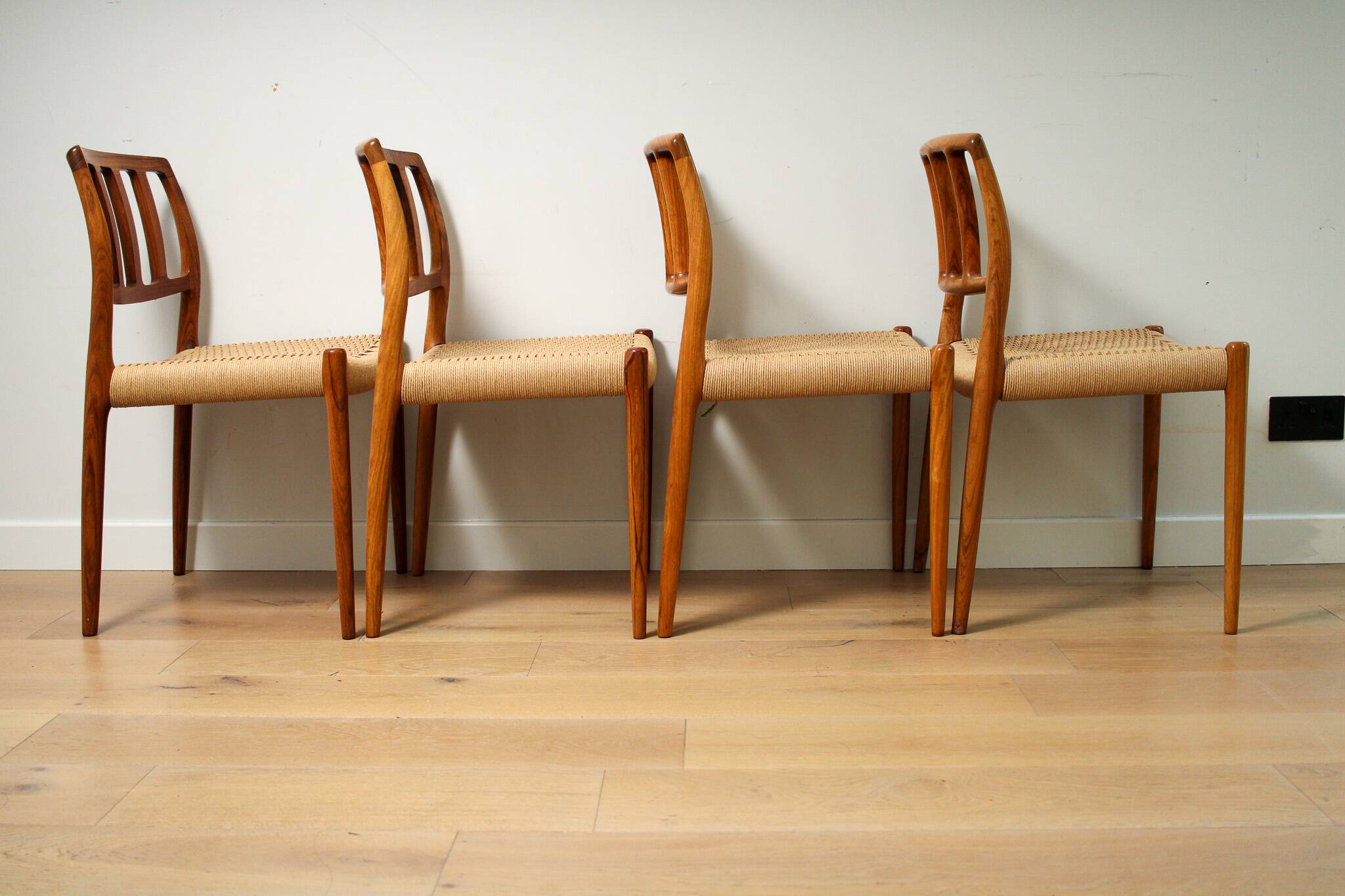 Ensemble de 4 chaises de salle à manger modèle 83 par Niels O. Møller pour JLMøller