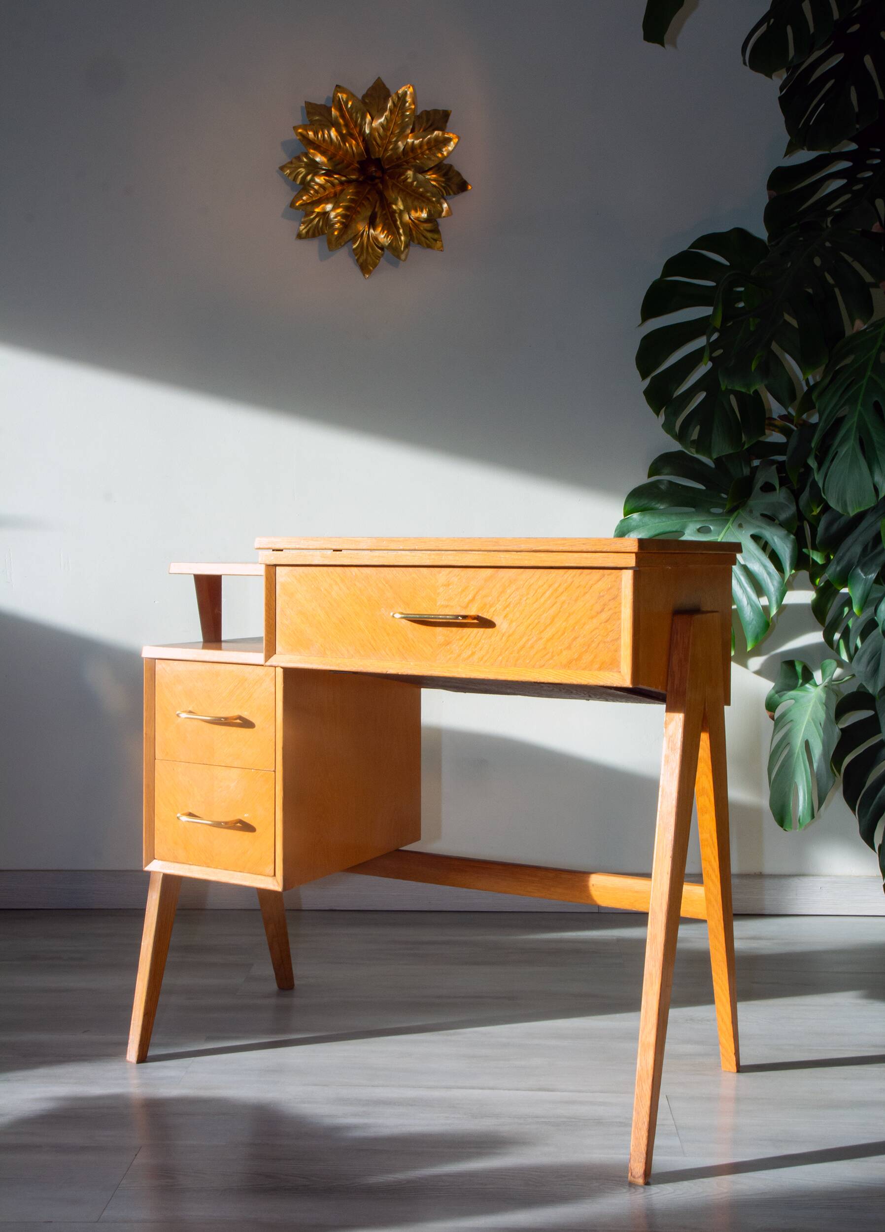 SINGER desk with compass legs from the 1960s