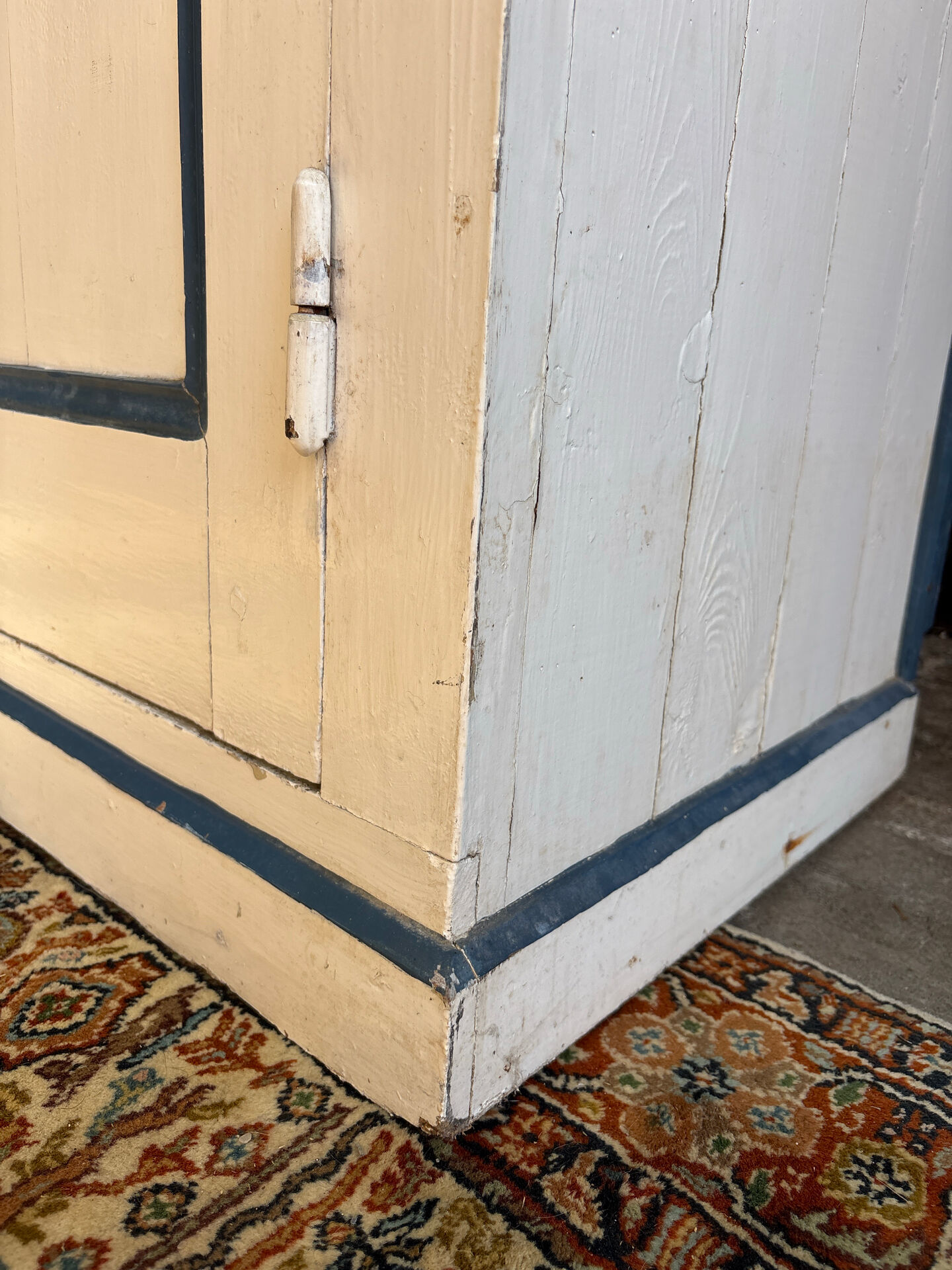 Antique bonnetière in cream and blue painted wood – in its original condition.
