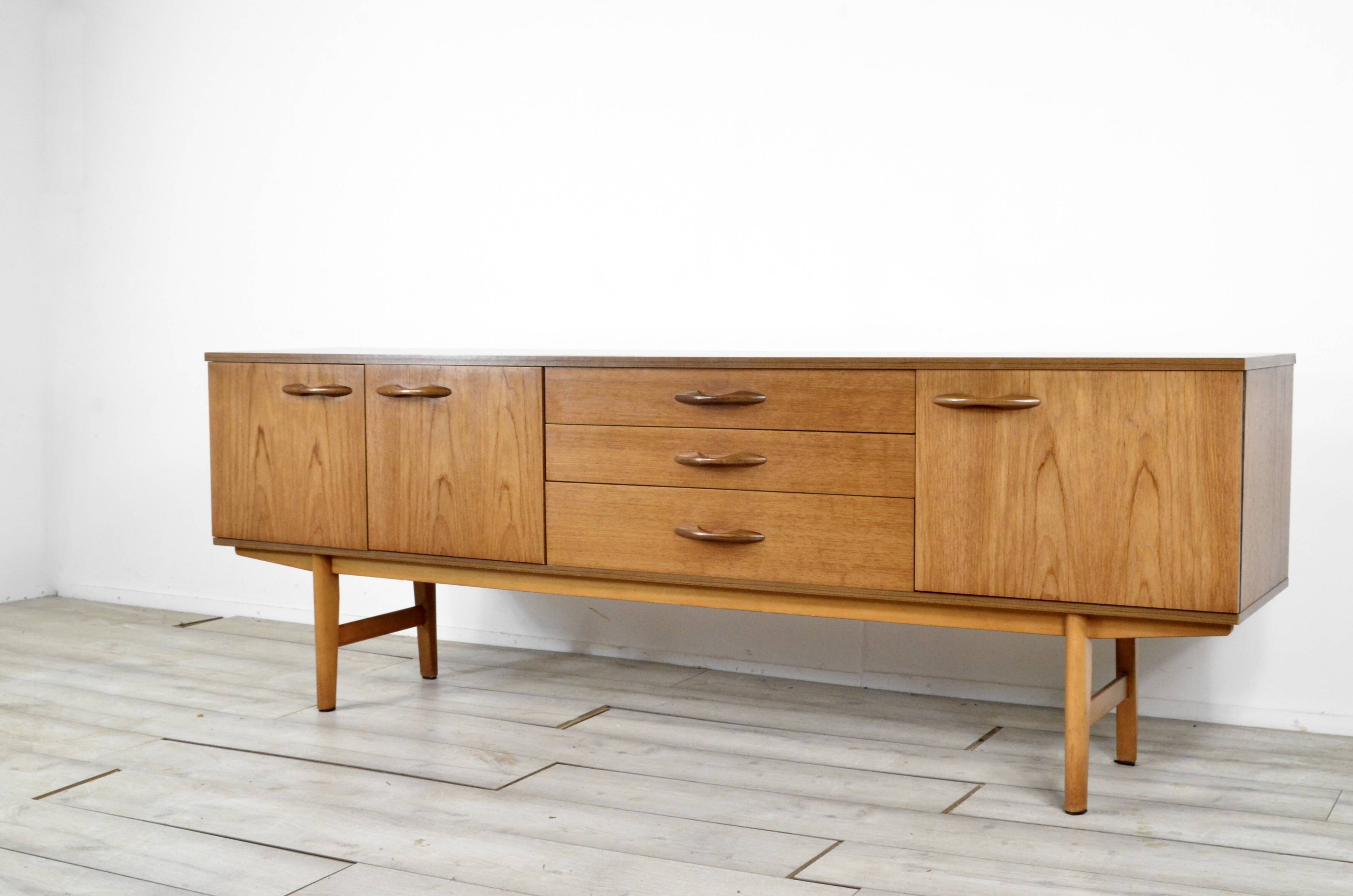 Buffet/table basse en teck « Avalon » du milieu du siècle. Style vintage élégant.