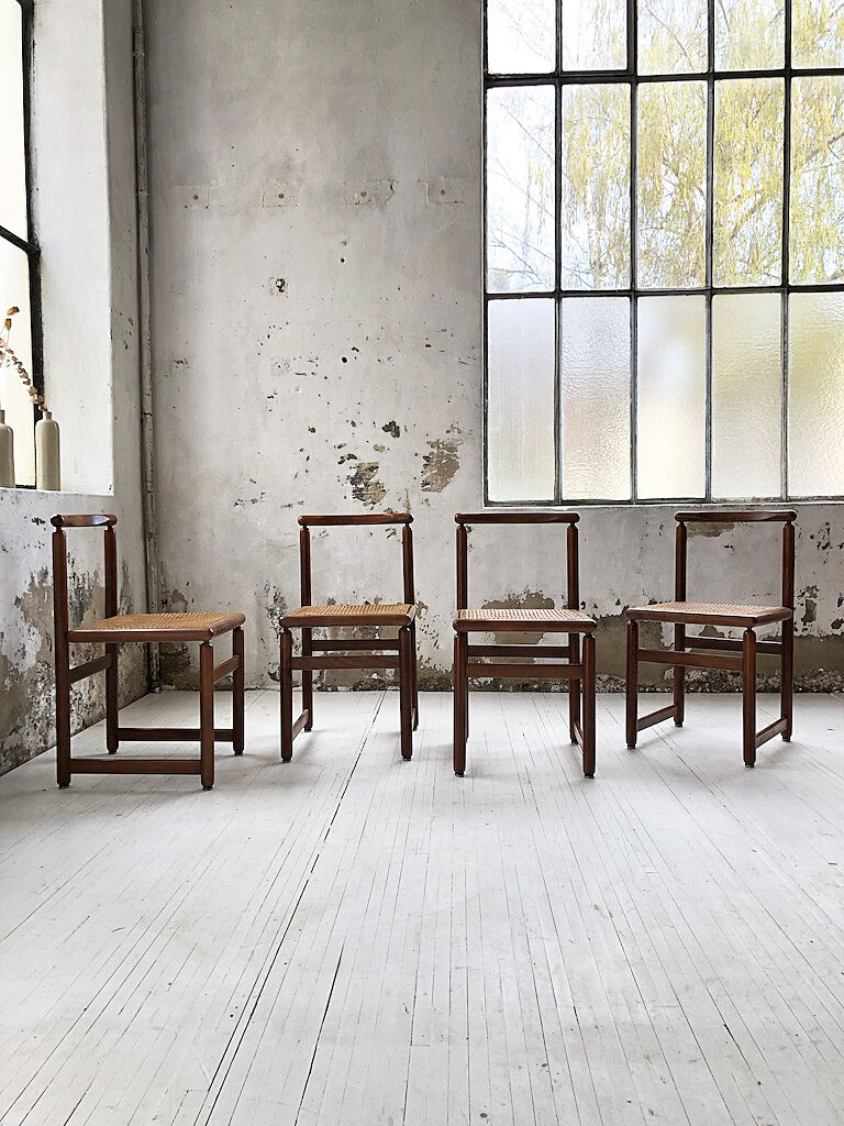 Lot de 4 chaises cannées années 50