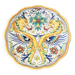 plat décoratif en faïence.