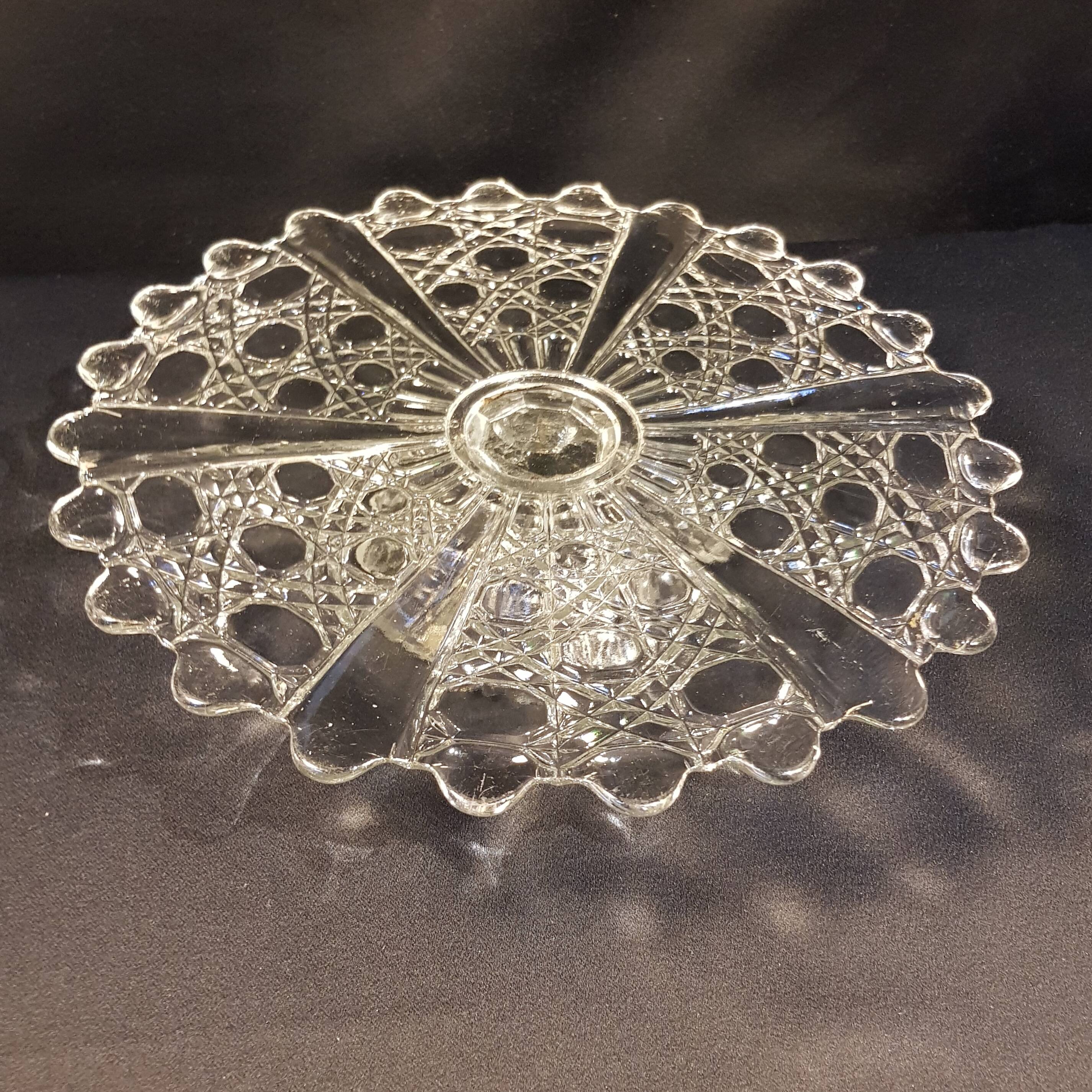Presentation dish on glass foot