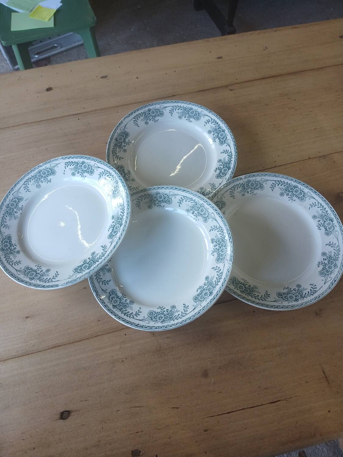 4 old flat plates Terre de fer