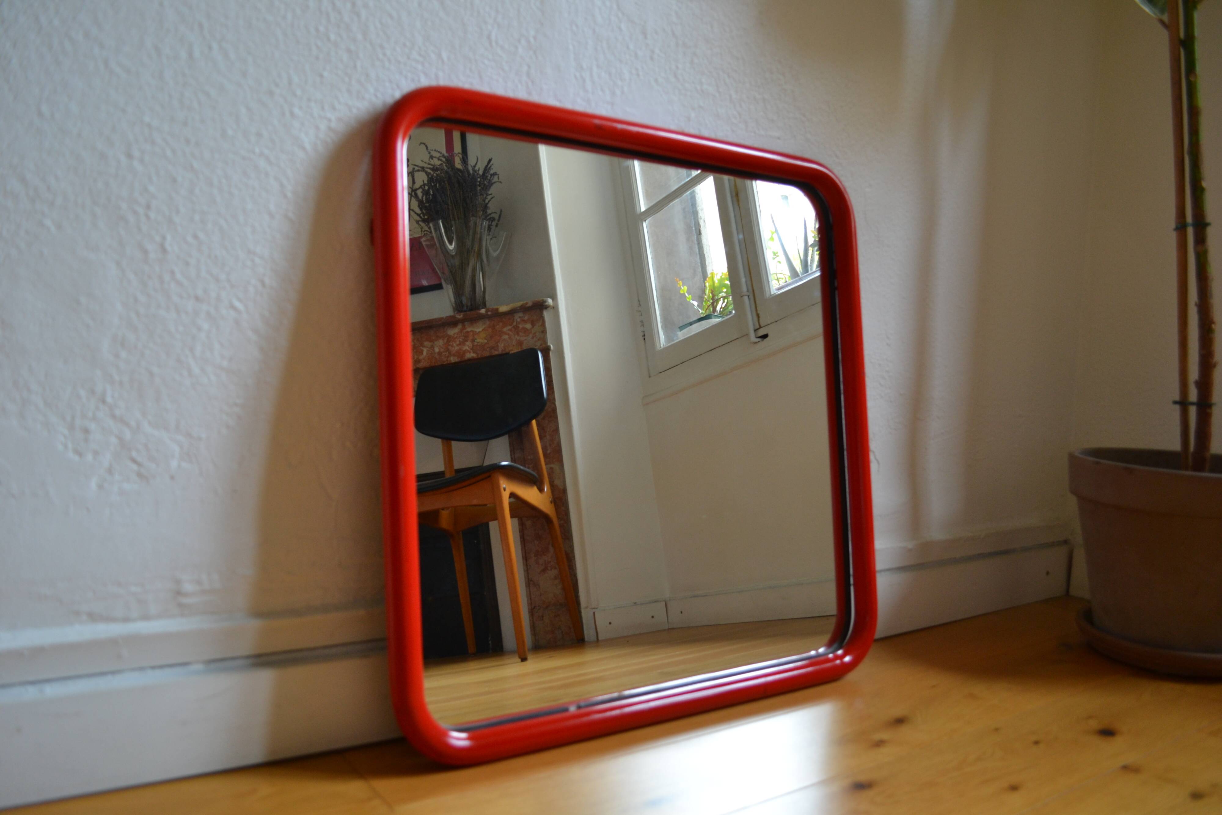 80s red post-modernist mirror dim: 60 x 60 cm