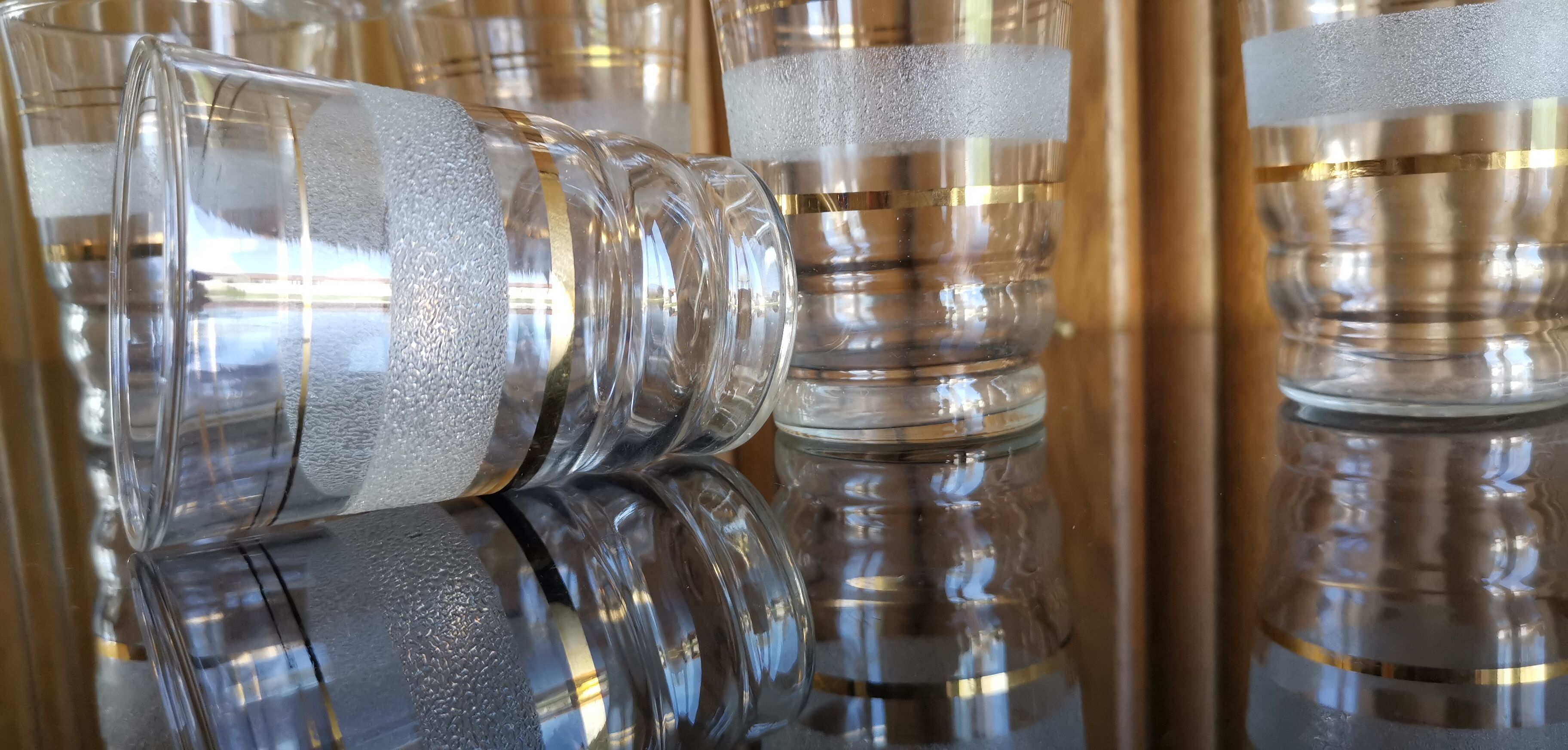 8 granite glasses bordered gold 1950s