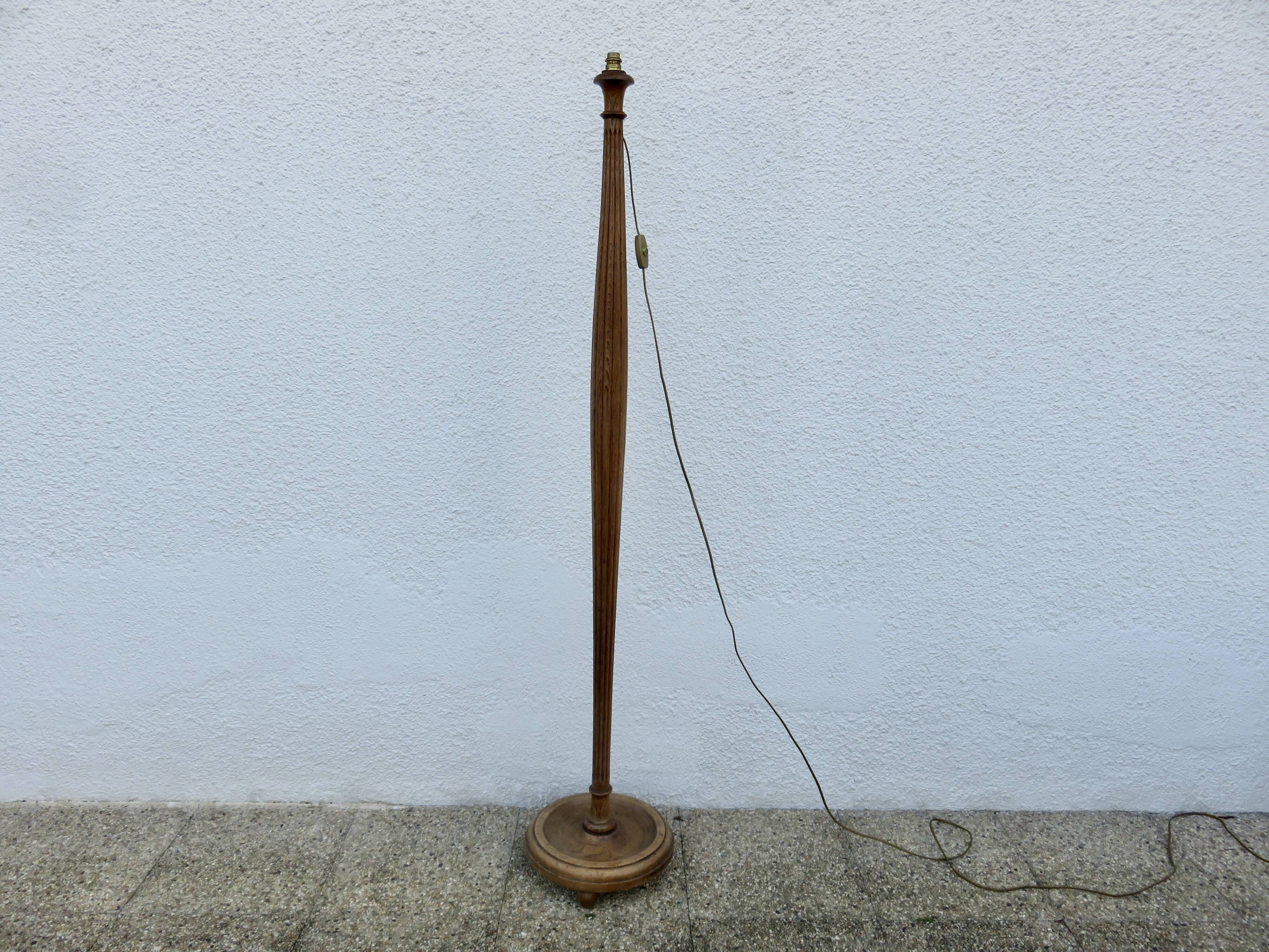 Art Deco tapered floor lamp in solid oak from the 1930s-1940s.