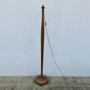Lampadaire Art Deco fuselé en chêne massif années 30 40