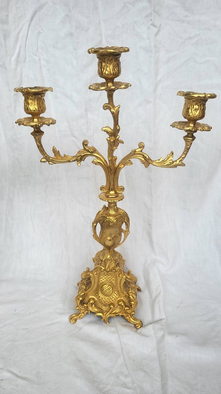 Paire de candélabres anciens en régule doré – style Louis XV – 41 cm