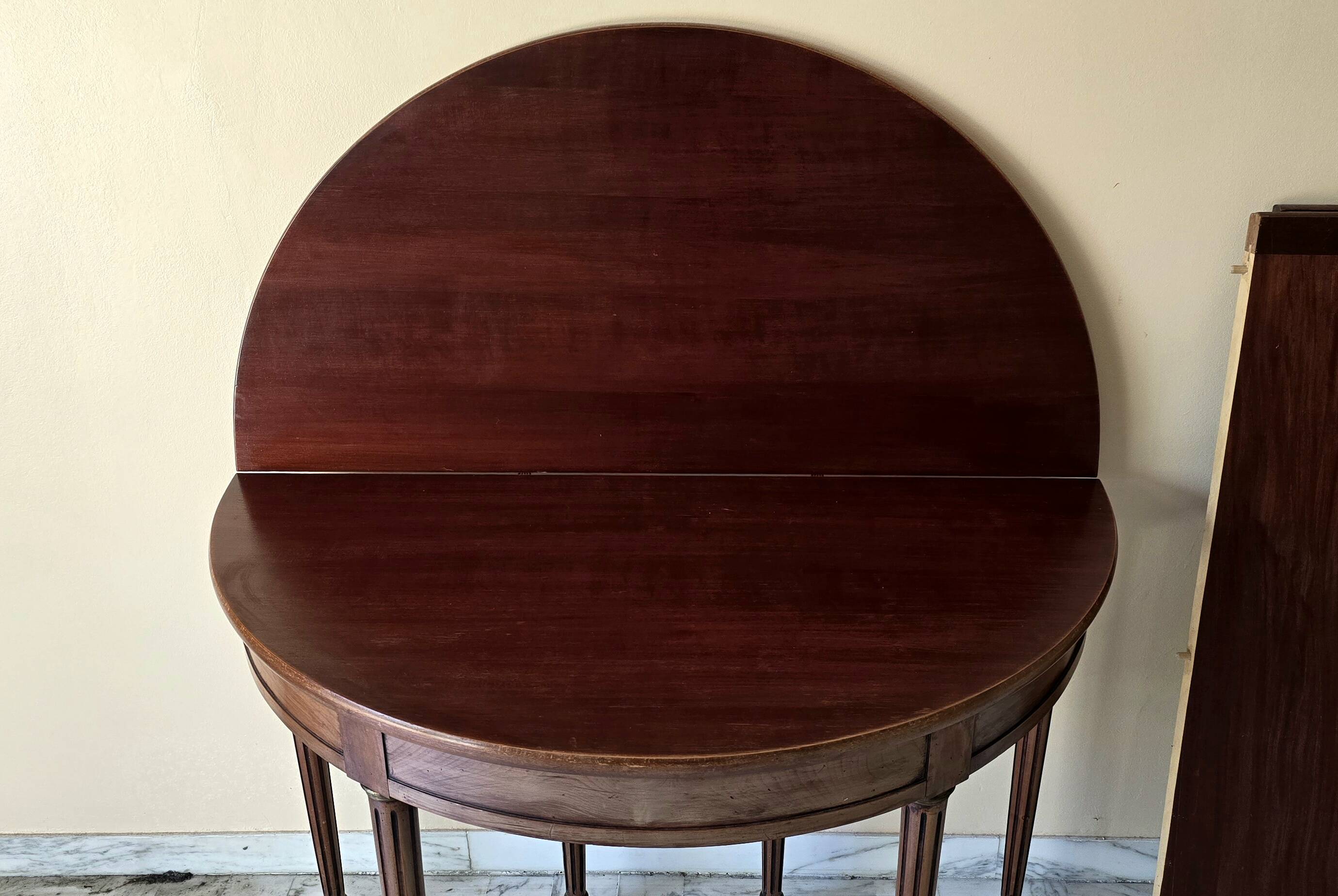 Extendable half-moon table in Louis XVI style