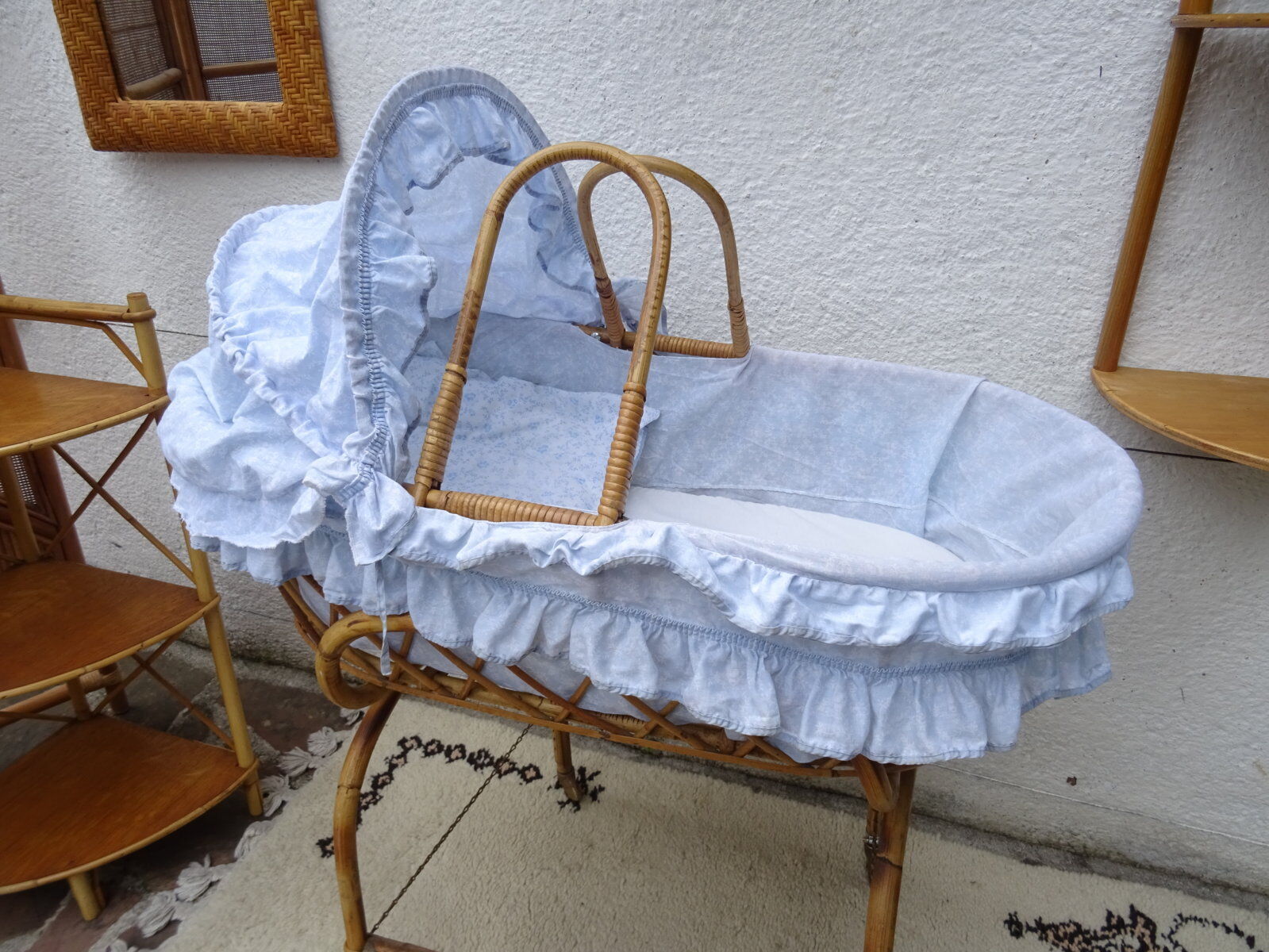 Rattan bassinet on folding support