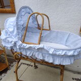 Rattan bassinet on folding support