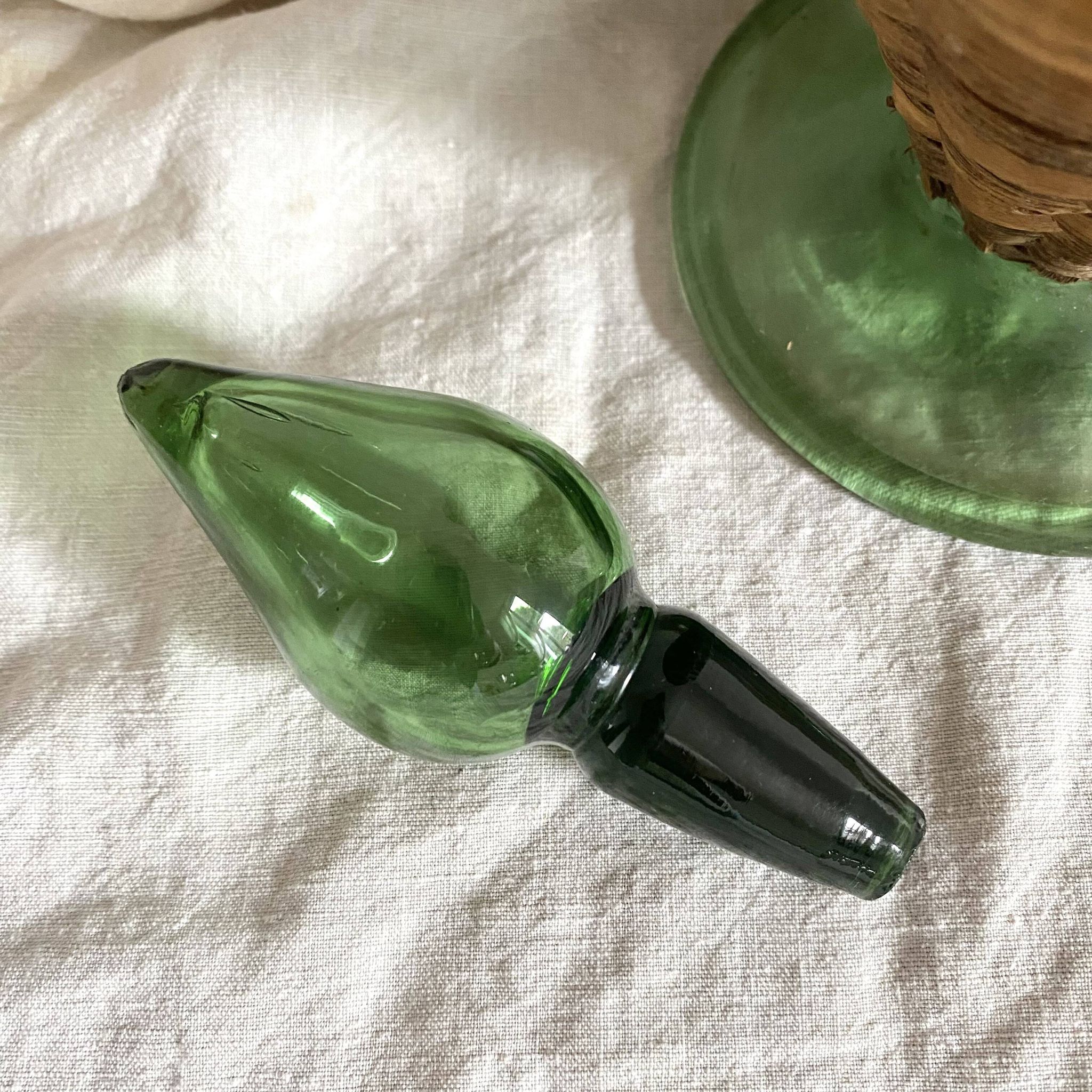 Carafe italienne vintage en verre et osier