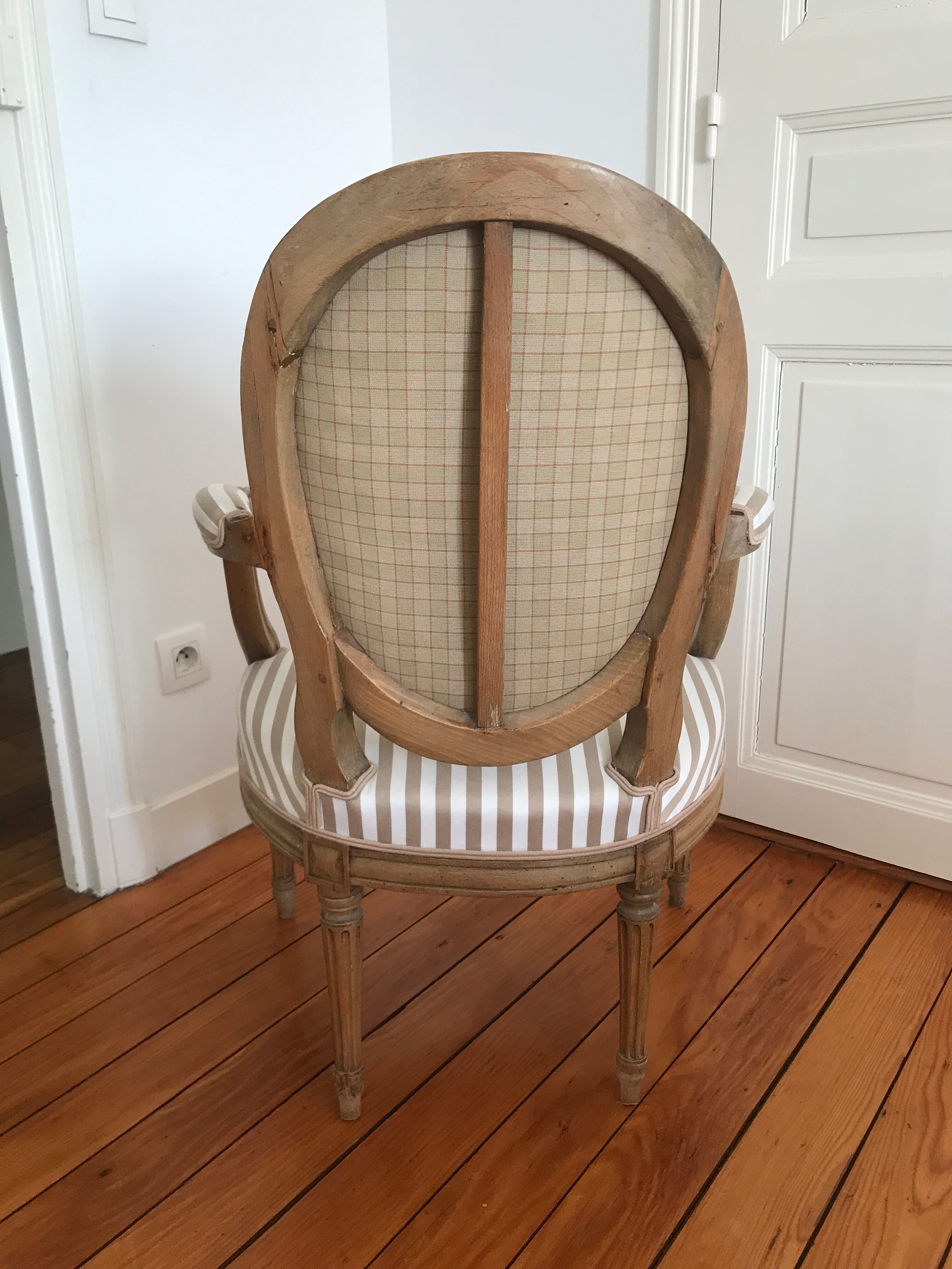 Paire de fauteuils à médaillon époque Louis XVI