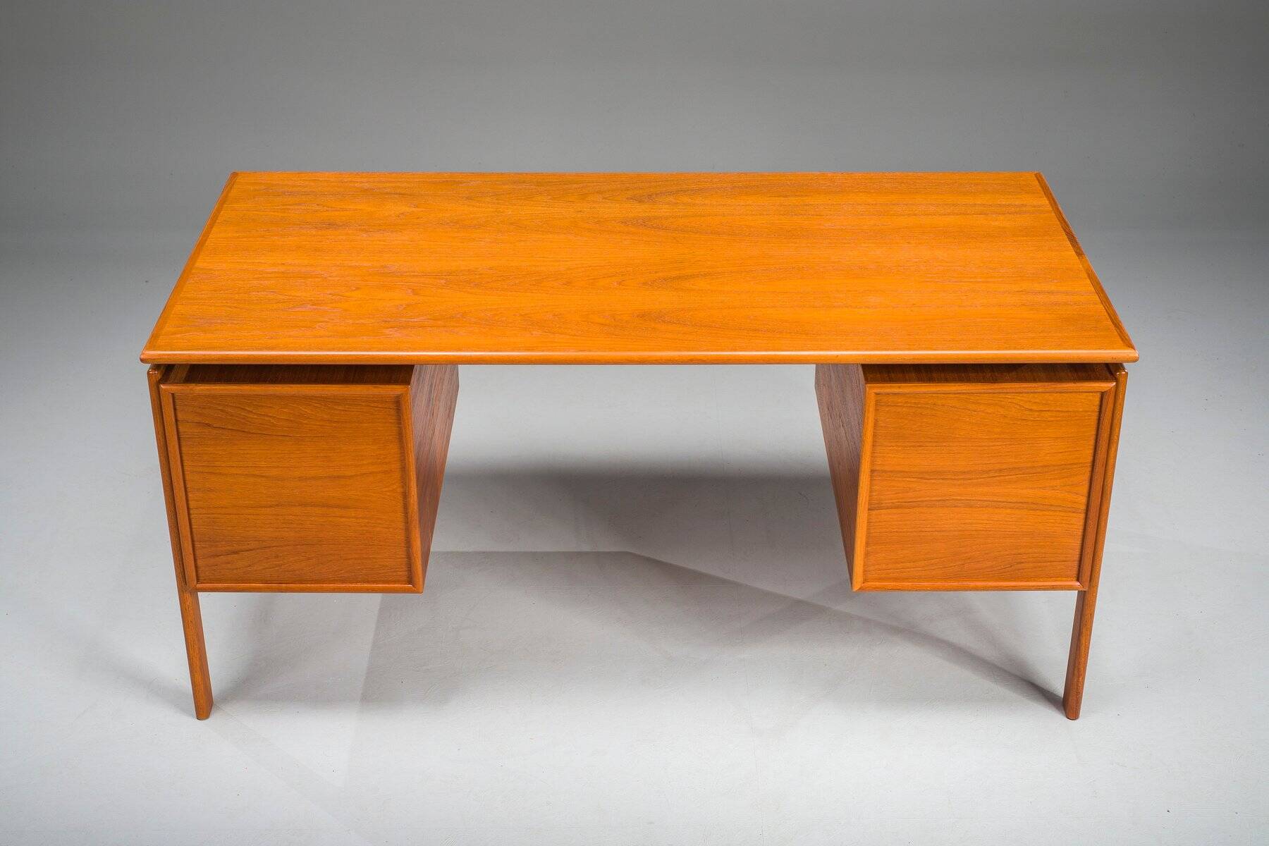 Mid-century modern teak freestanding desk from GV Møbler, 1960s