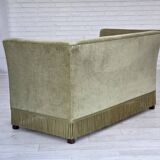 Canapé danois 2 places des années 1970, revêtement en velours, pieds en hêtre.