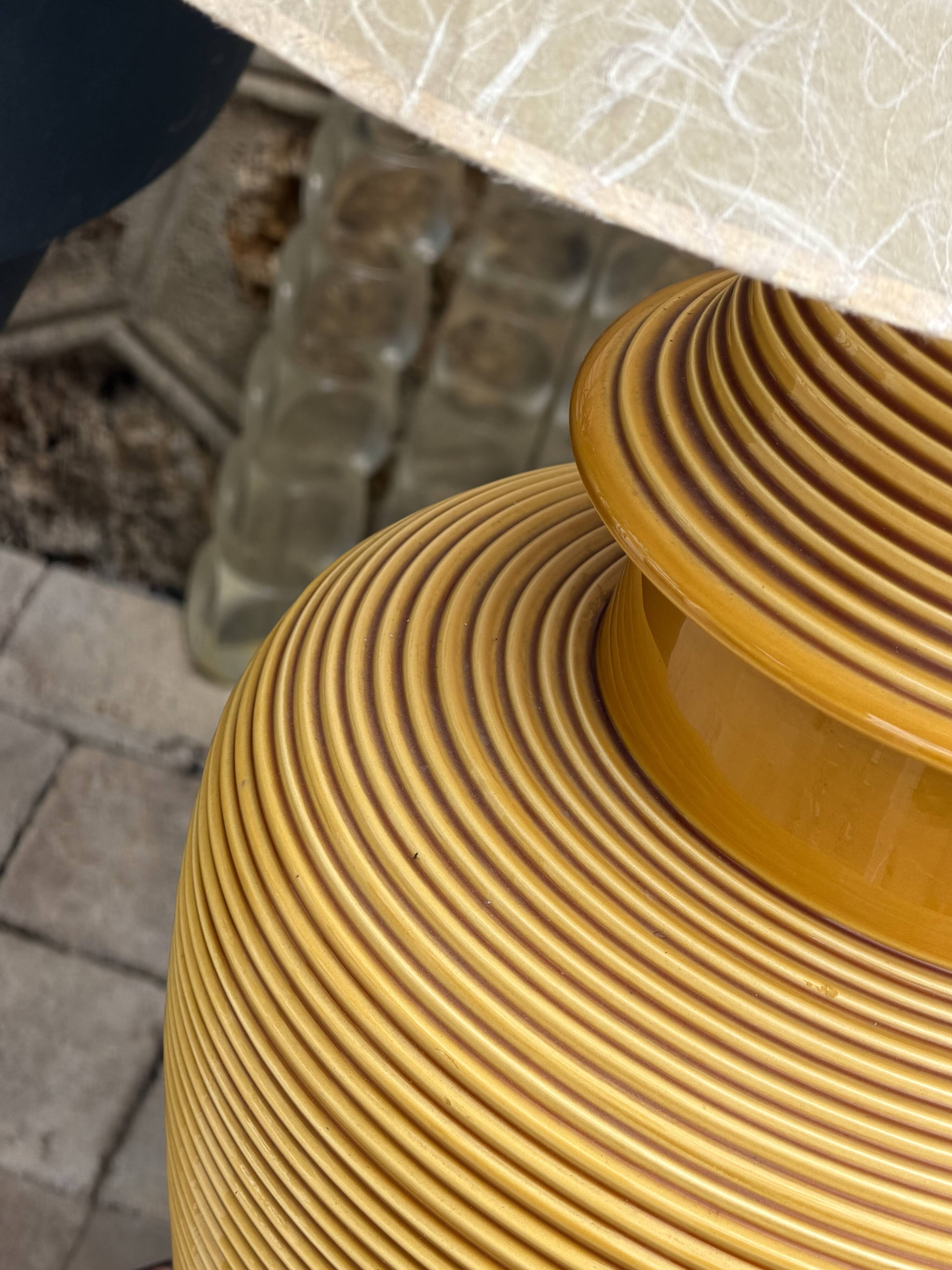 Grande lampe en céramique nervurée jaune moutarde 1970