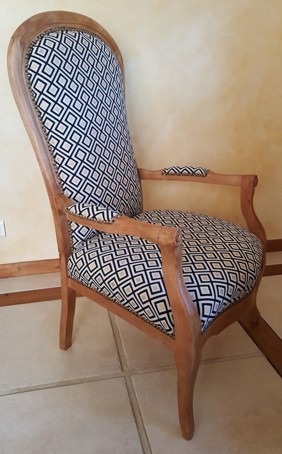 Armchair voltaire violin