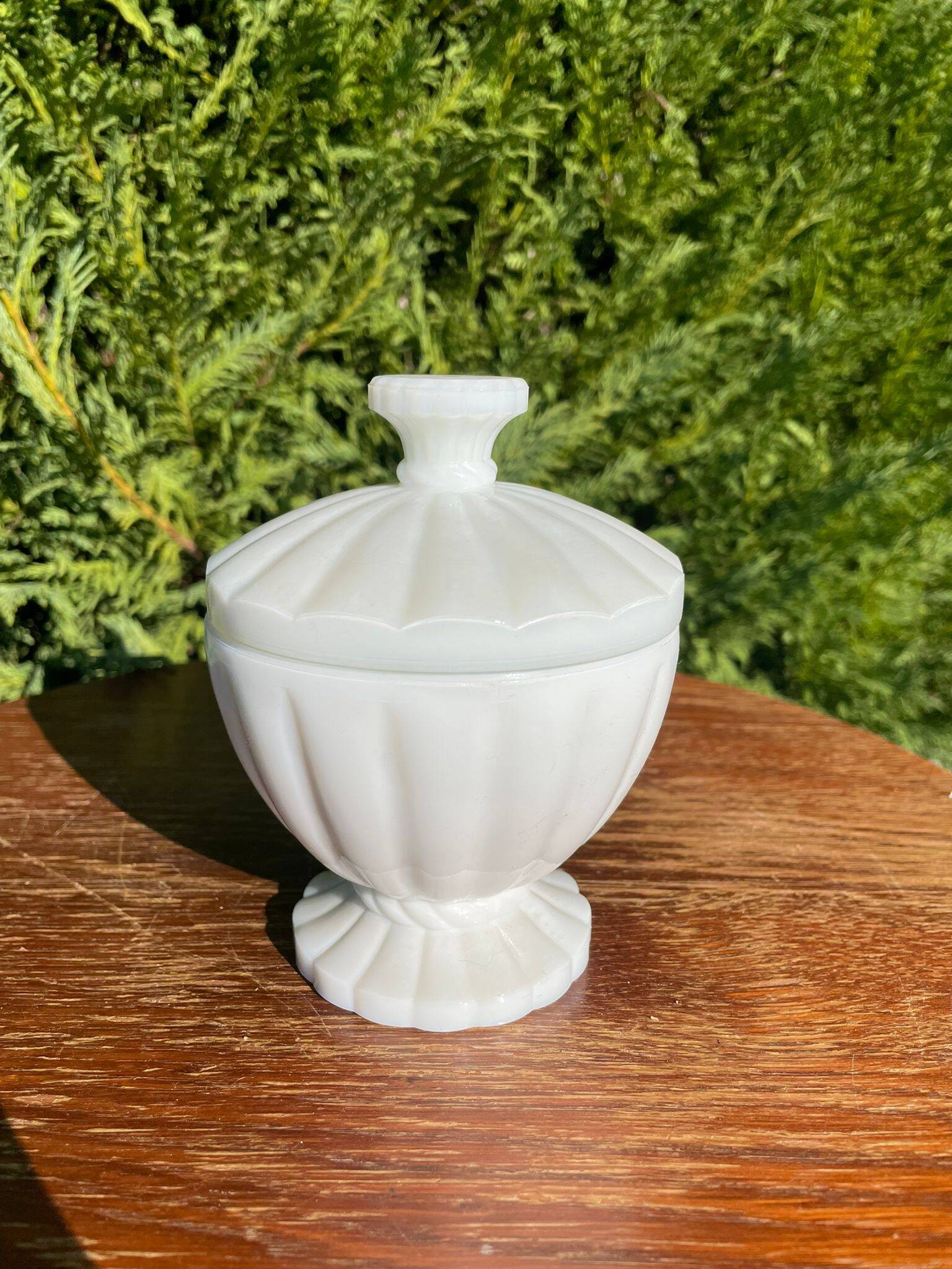 White opaline bonbonnière