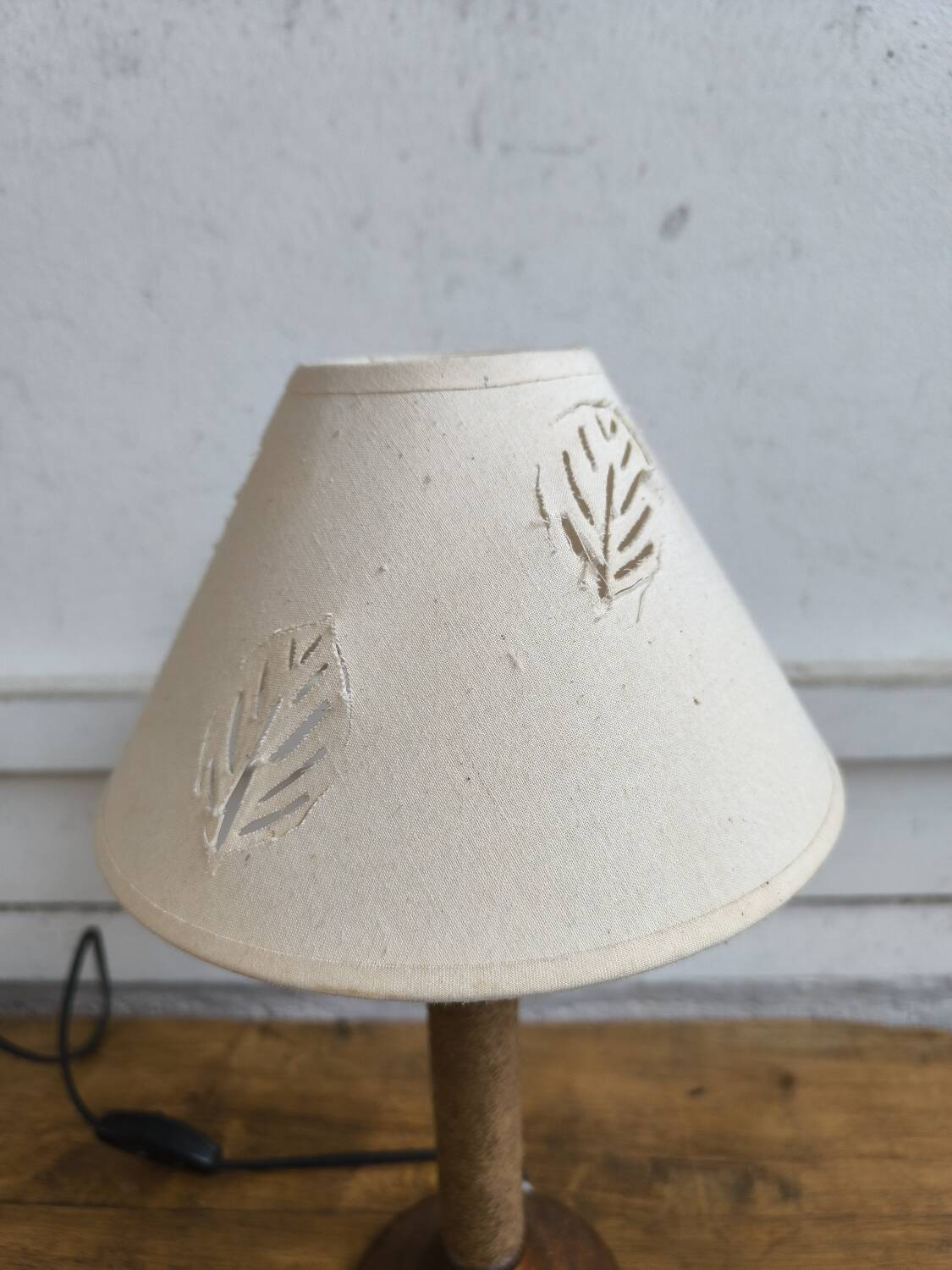 Table lamp in turned wood and rope