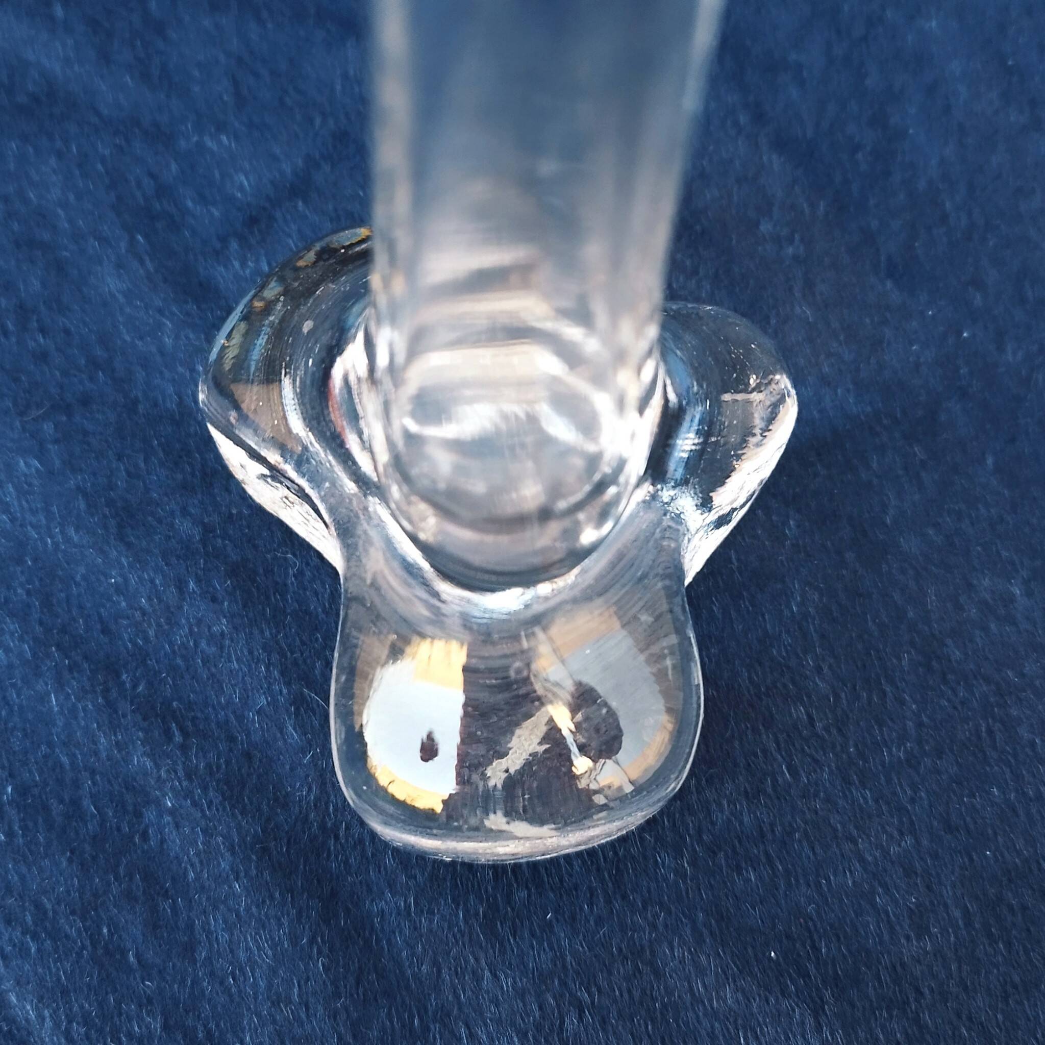 Glass single-flower vase with thick base design