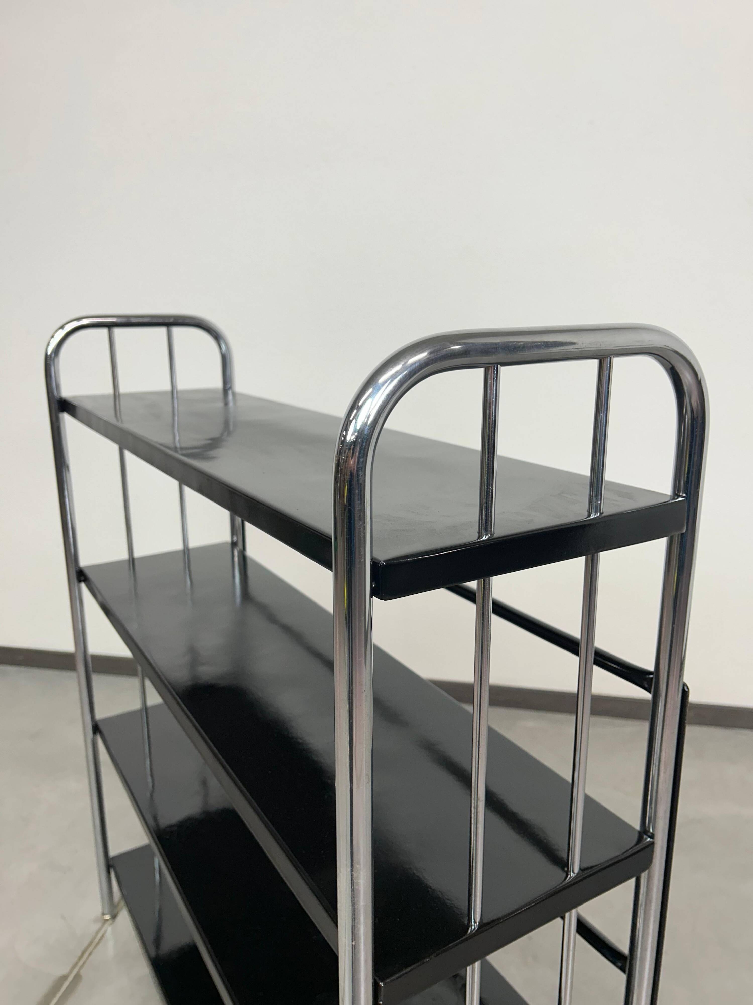 Étagère Bauhaus en acier tubulaire