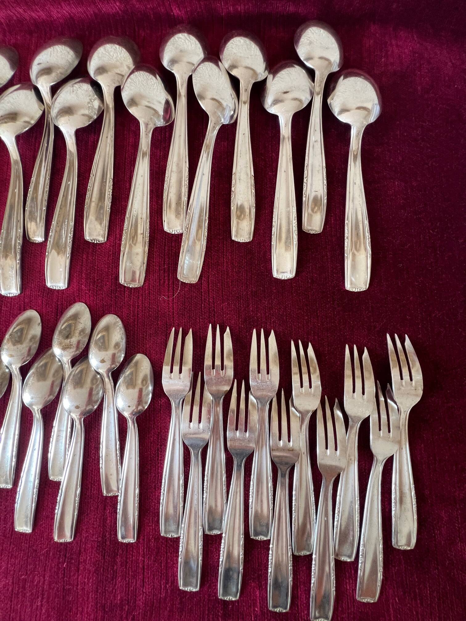 A cutlery set of 81 pieces.