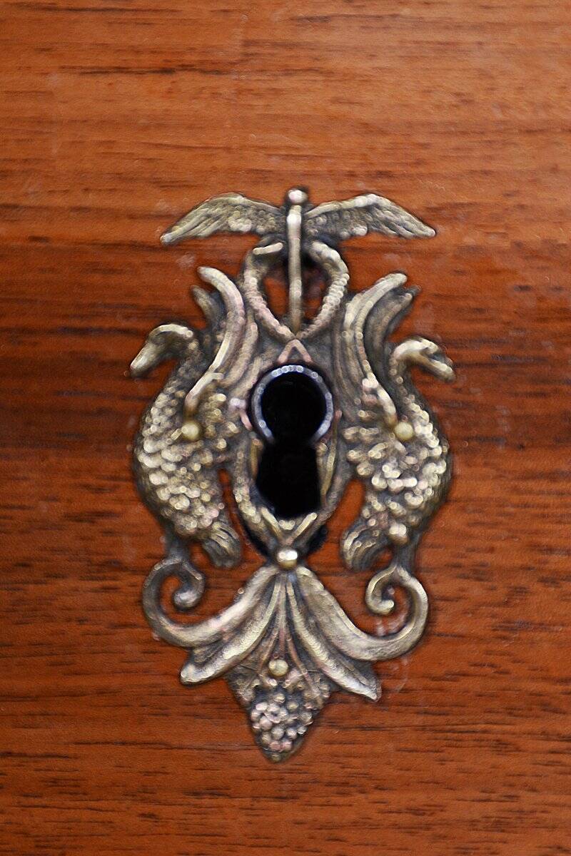 Table d'appoint Biedermeier en noyer, années 1820