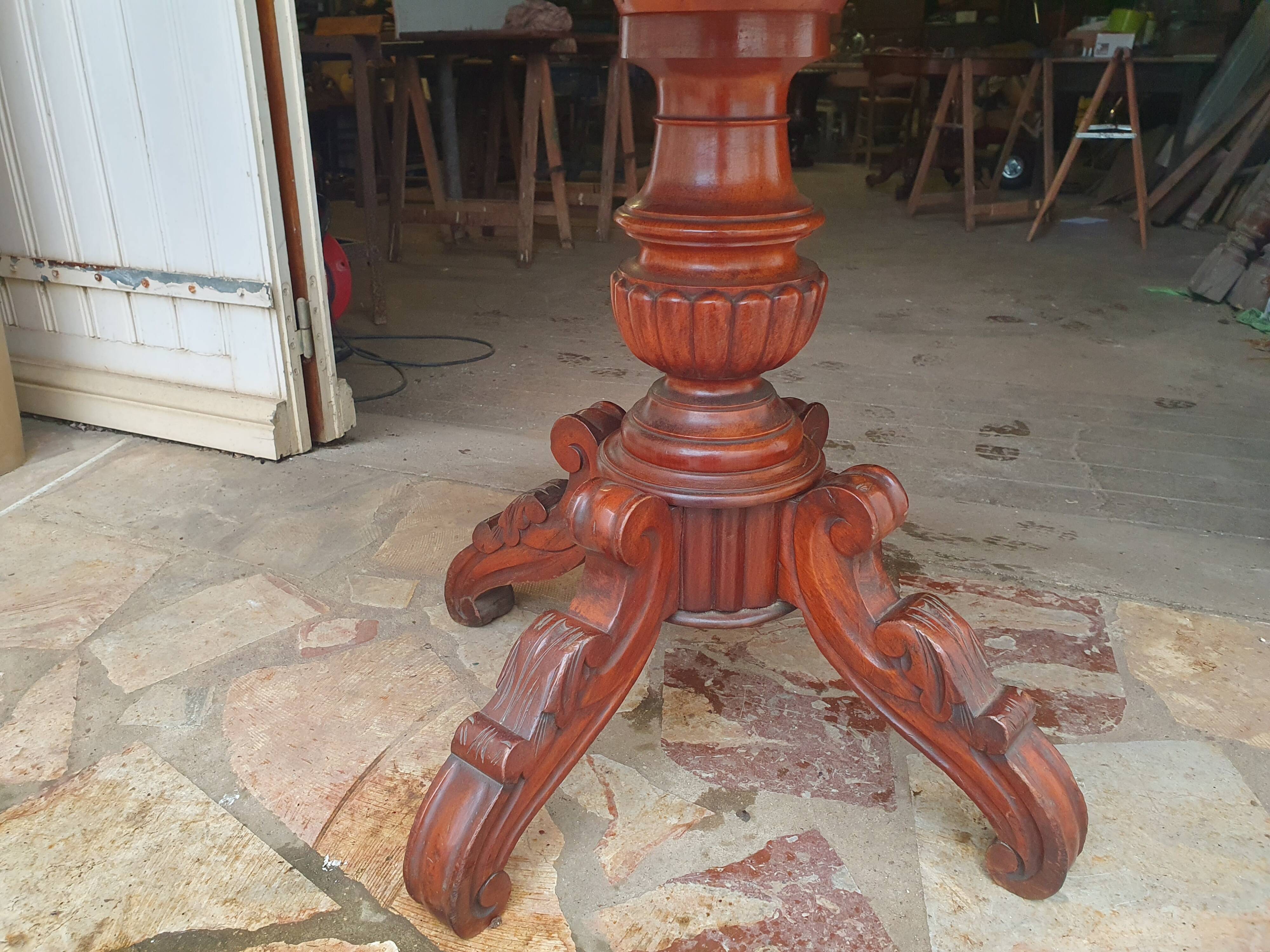 Mahogany violin pedestal table, 19th century