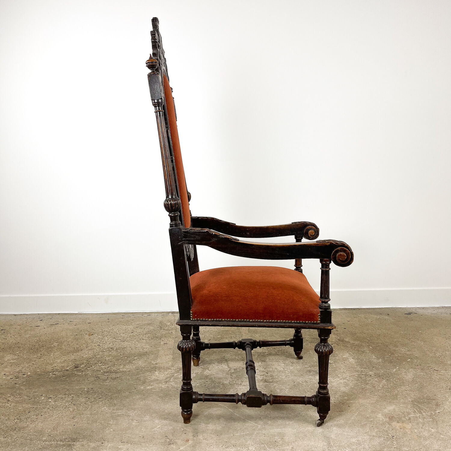 Fauteuil en chêne sculpté du XIXe siècle